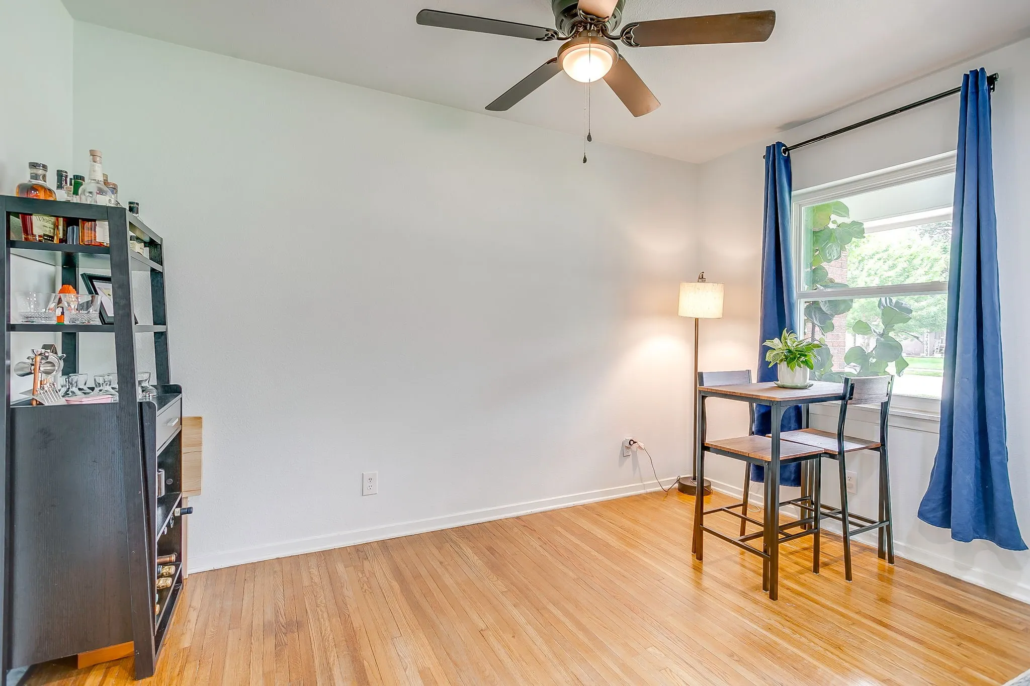 Single Family Residence For Sale in Tarrant County , 5517 Volder Drive, Fort Worth, Texas 76114, 3 Bedroom, 1 Bathroom, 1 Garage spaces, 1,241 Sqft, built in 1955, Preowned, mls#21239777, Real Estate Agent in Fort Worth, Homes For Sale in Tarrant county, Homes For Sale in Fort Worth, Realtor in Fort Worth Texas, Real Estate Brokerage Independent Realty Texas, Luminita Cordes Realtor