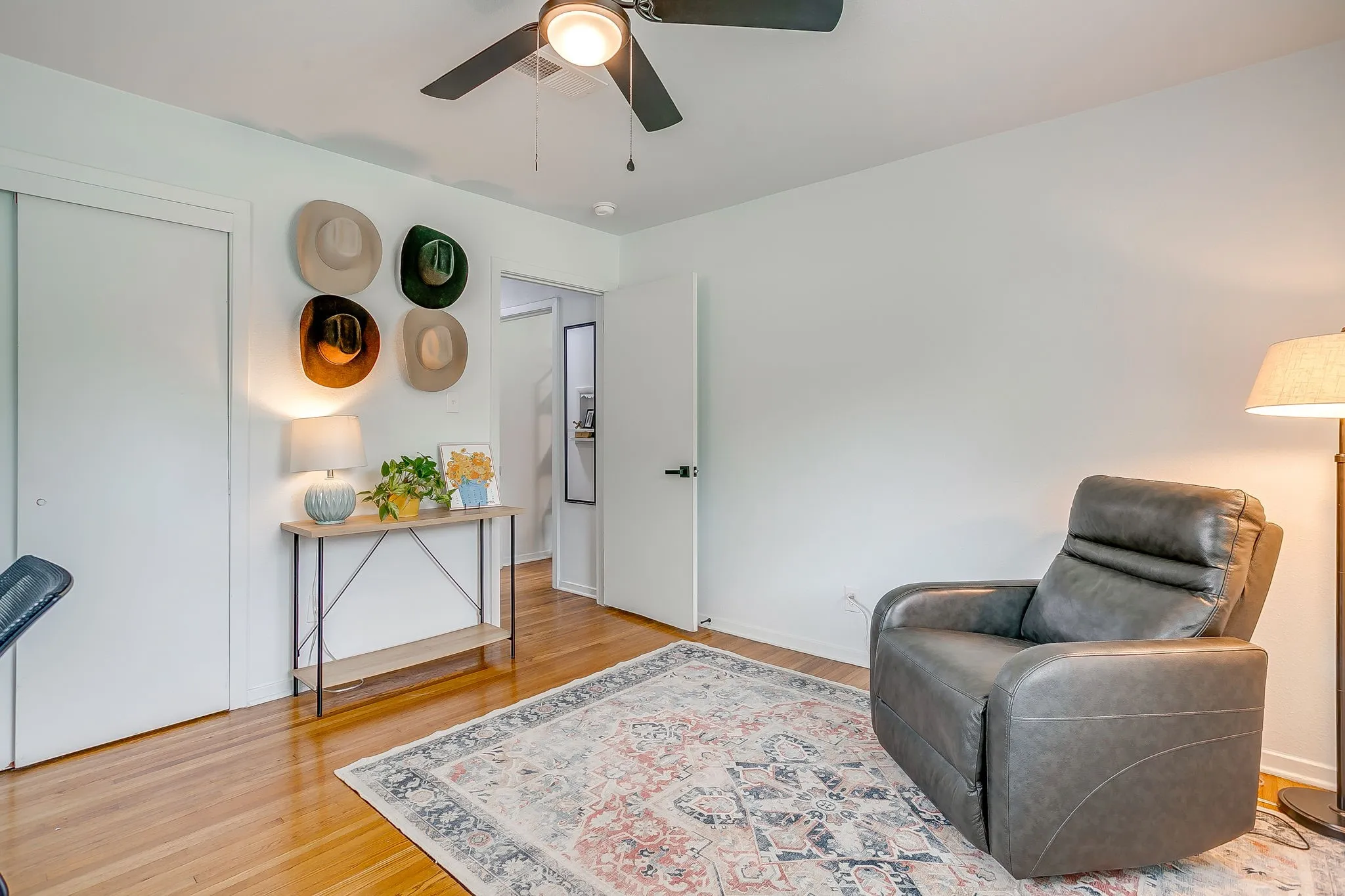 Single Family Residence For Sale in Tarrant County , 5517 Volder Drive, Fort Worth, Texas 76114, 3 Bedroom, 1 Bathroom, 1 Garage spaces, 1,241 Sqft, built in 1955, Preowned, mls#21239777, Real Estate Agent in Fort Worth, Homes For Sale in Tarrant county, Homes For Sale in Fort Worth, Realtor in Fort Worth Texas, Real Estate Brokerage Independent Realty Texas, Luminita Cordes Realtor