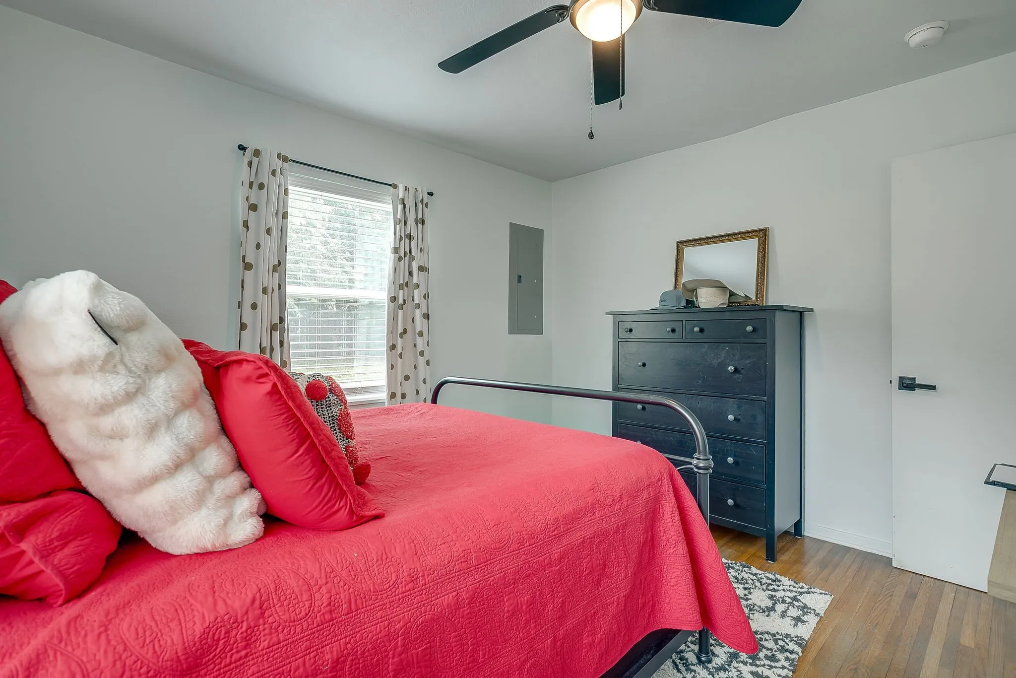 Single Family Residence For Sale in Tarrant County , 5517 Volder Drive, Fort Worth, Texas 76114, 3 Bedroom, 1 Bathroom, 1 Garage spaces, 1,241 Sqft, built in 1955, Preowned, mls#21239777, Real Estate Agent in Fort Worth, Homes For Sale in Tarrant county, Homes For Sale in Fort Worth, Realtor in Fort Worth Texas, Real Estate Brokerage Independent Realty Texas, Luminita Cordes Realtor