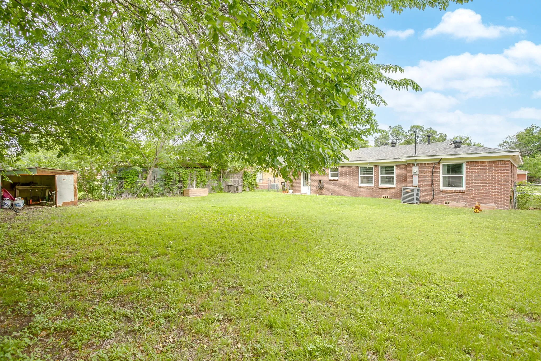 Single Family Residence For Sale in Tarrant County , 5517 Volder Drive, Fort Worth, Texas 76114, 3 Bedroom, 1 Bathroom, 1 Garage spaces, 1,241 Sqft, built in 1955, Preowned, mls#21239777, Real Estate Agent in Fort Worth, Homes For Sale in Tarrant county, Homes For Sale in Fort Worth, Realtor in Fort Worth Texas, Real Estate Brokerage Independent Realty Texas, Luminita Cordes Realtor