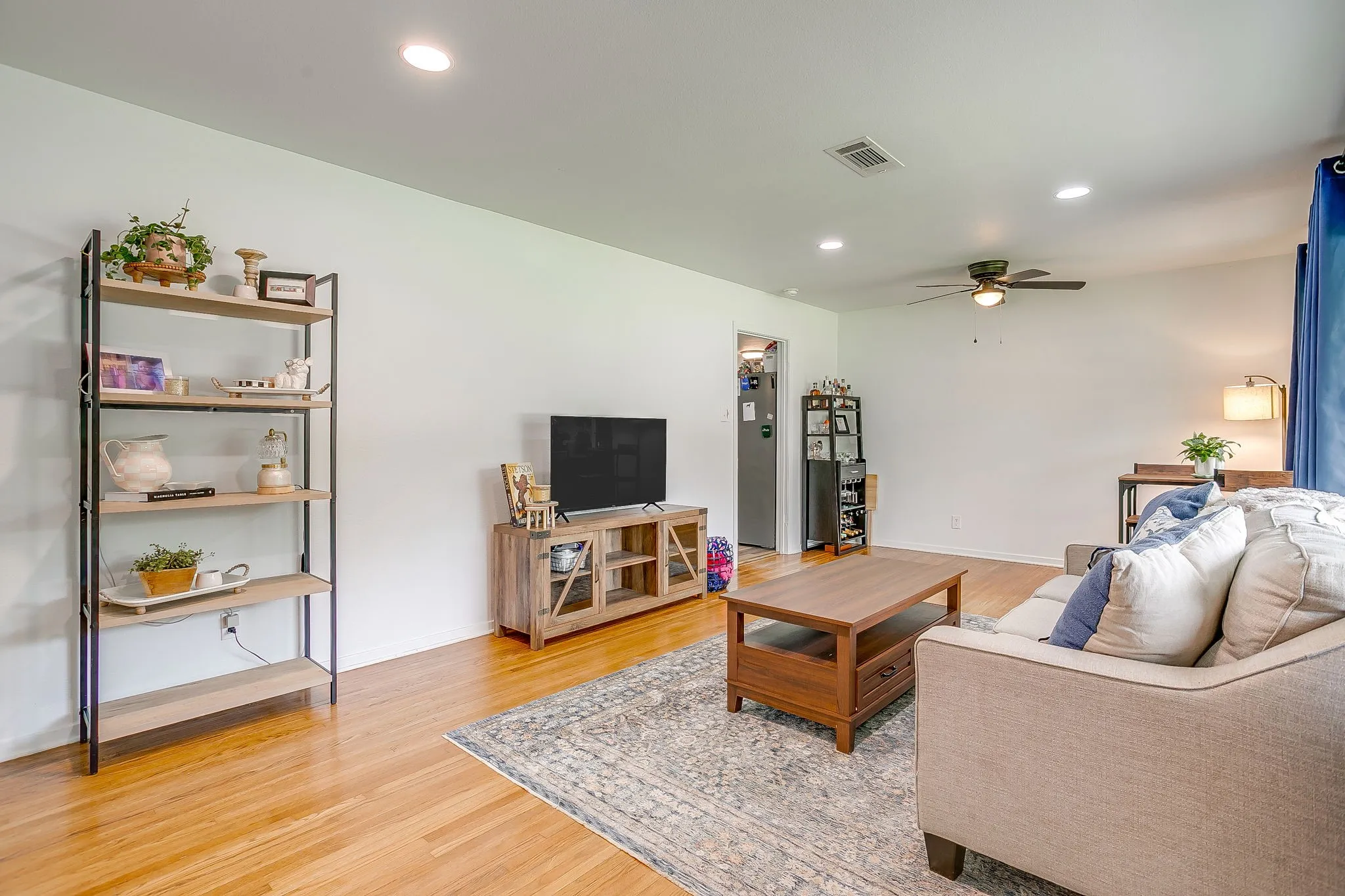 Single Family Residence For Sale in Tarrant County , 5517 Volder Drive, Fort Worth, Texas 76114, 3 Bedroom, 1 Bathroom, 1 Garage spaces, 1,241 Sqft, built in 1955, Preowned, mls#21239777, Real Estate Agent in Fort Worth, Homes For Sale in Tarrant county, Homes For Sale in Fort Worth, Realtor in Fort Worth Texas, Real Estate Brokerage Independent Realty Texas, Luminita Cordes Realtor