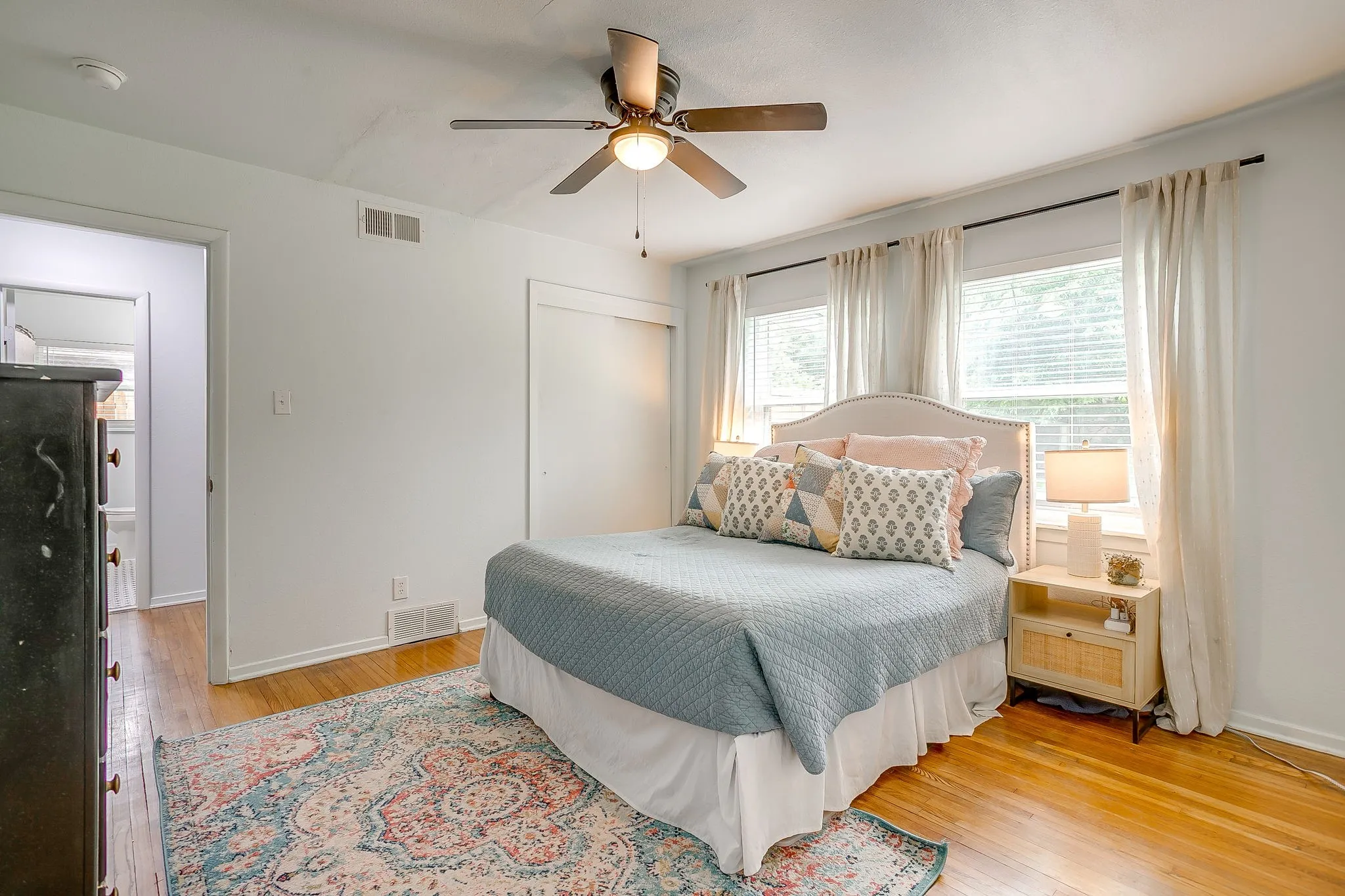 Single Family Residence For Sale in Tarrant County , 5517 Volder Drive, Fort Worth, Texas 76114, 3 Bedroom, 1 Bathroom, 1 Garage spaces, 1,241 Sqft, built in 1955, Preowned, mls#21239777, Real Estate Agent in Fort Worth, Homes For Sale in Tarrant county, Homes For Sale in Fort Worth, Realtor in Fort Worth Texas, Real Estate Brokerage Independent Realty Texas, Luminita Cordes Realtor