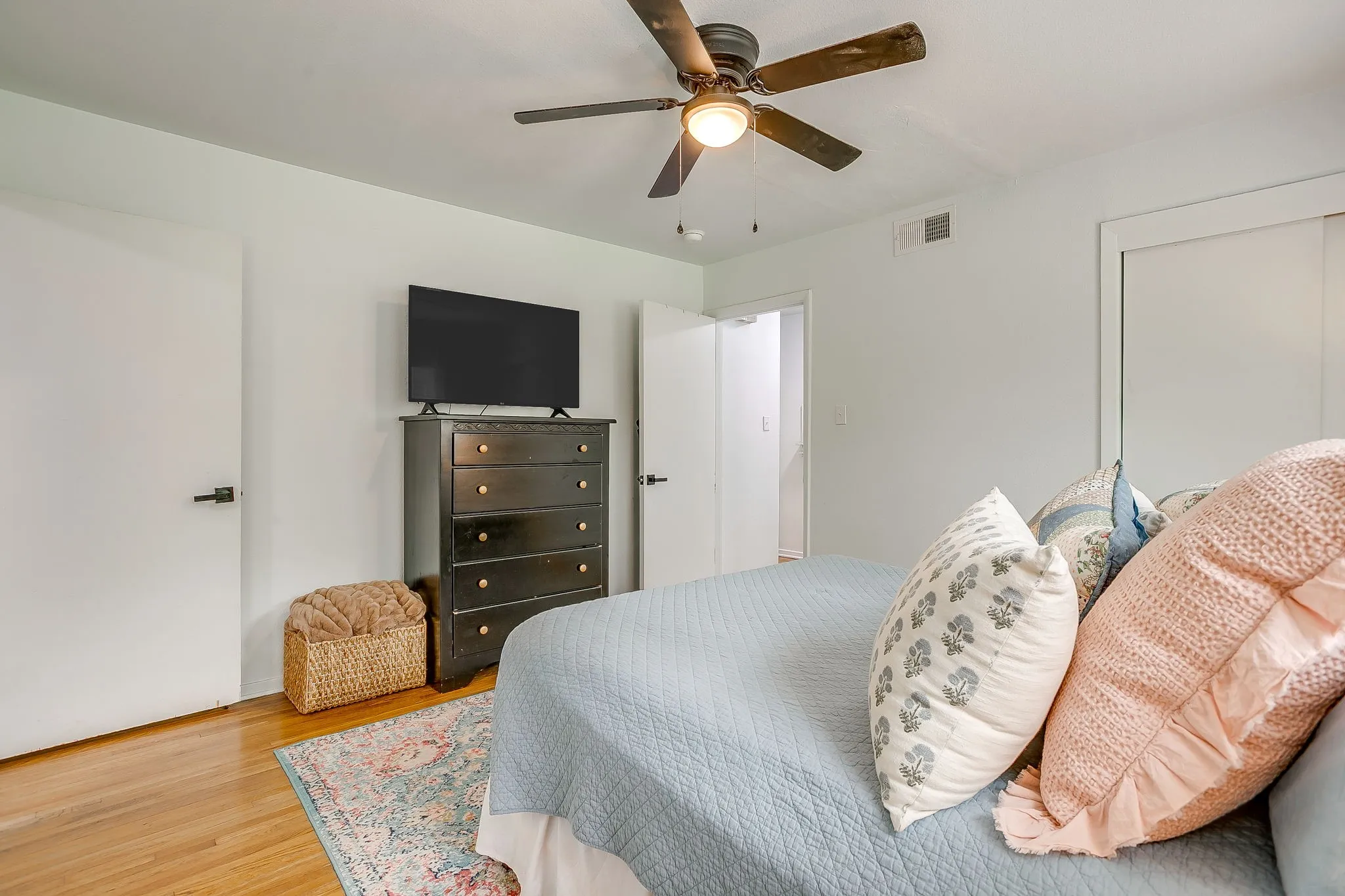 Single Family Residence For Sale in Tarrant County , 5517 Volder Drive, Fort Worth, Texas 76114, 3 Bedroom, 1 Bathroom, 1 Garage spaces, 1,241 Sqft, built in 1955, Preowned, mls#21239777, Real Estate Agent in Fort Worth, Homes For Sale in Tarrant county, Homes For Sale in Fort Worth, Realtor in Fort Worth Texas, Real Estate Brokerage Independent Realty Texas, Luminita Cordes Realtor