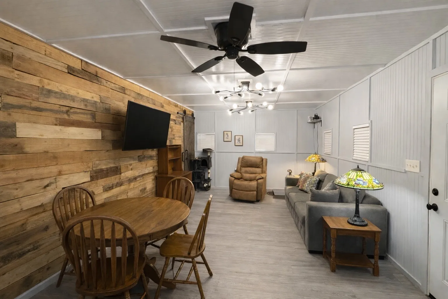 Single Family Residence For Sale in Wood County , 400 Comanche, Quitman, Texas 75783, 1 Bedroom, 1 Bathroom, Garage spaces, 1,440 Sqft, built in 2018, Preowned, mls#21238875, Real Estate Agent in Quitman, Homes For Sale in Wood county, Homes For Sale in Quitman, Realtor in Quitman Texas, Real Estate Brokerage Independent Realty Texas, Luminita Cordes Realtor