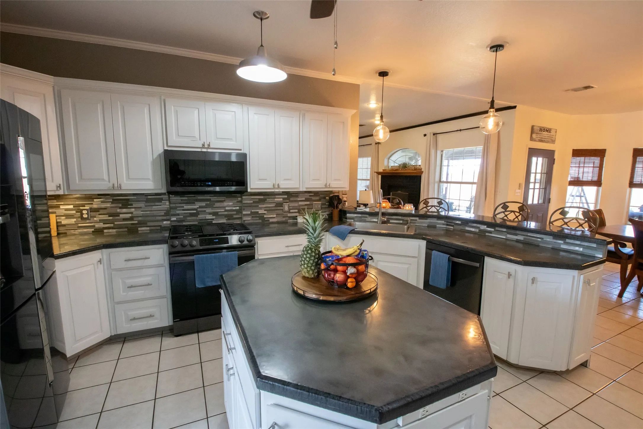 Single Family Residence For Sale in Grayson County , 514 Preston Drive, Pottsboro, Texas 75076, 4 Bedroom, 4 Bathroom, 2 Garage spaces, 3,303 Sqft, built in 1996, mls#21238315, Real Estate Agent in Pottsboro, Homes For Sale in Grayson county, Homes For Sale in Pottsboro, Realtor in Pottsboro Texas, Real Estate Brokerage Independent Realty Texas, Luminita Cordes Realtor