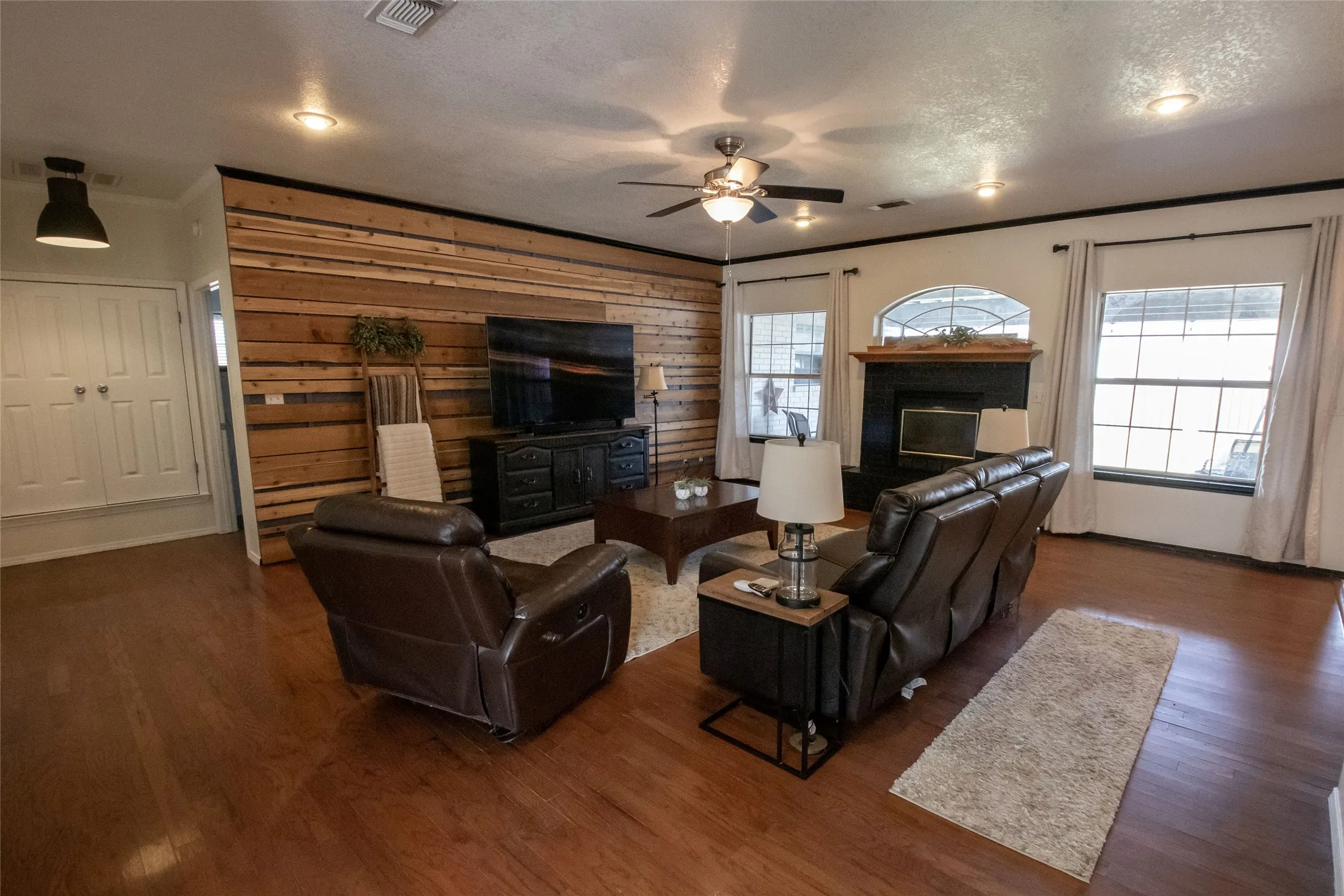 Single Family Residence For Sale in Grayson County , 514 Preston Drive, Pottsboro, Texas 75076, 4 Bedroom, 4 Bathroom, 2 Garage spaces, 3,303 Sqft, built in 1996, mls#21238315, Real Estate Agent in Pottsboro, Homes For Sale in Grayson county, Homes For Sale in Pottsboro, Realtor in Pottsboro Texas, Real Estate Brokerage Independent Realty Texas, Luminita Cordes Realtor