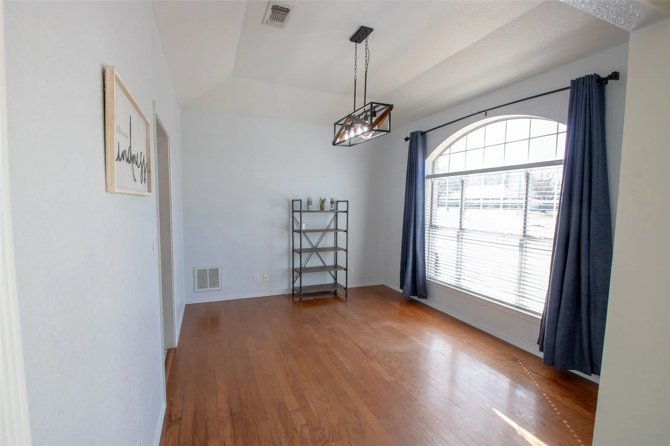 Single Family Residence For Sale in Grayson County , 514 Preston Drive, Pottsboro, Texas 75076, 4 Bedroom, 4 Bathroom, 2 Garage spaces, 3,303 Sqft, built in 1996, mls#21238315, Real Estate Agent in Pottsboro, Homes For Sale in Grayson county, Homes For Sale in Pottsboro, Realtor in Pottsboro Texas, Real Estate Brokerage Independent Realty Texas, Luminita Cordes Realtor