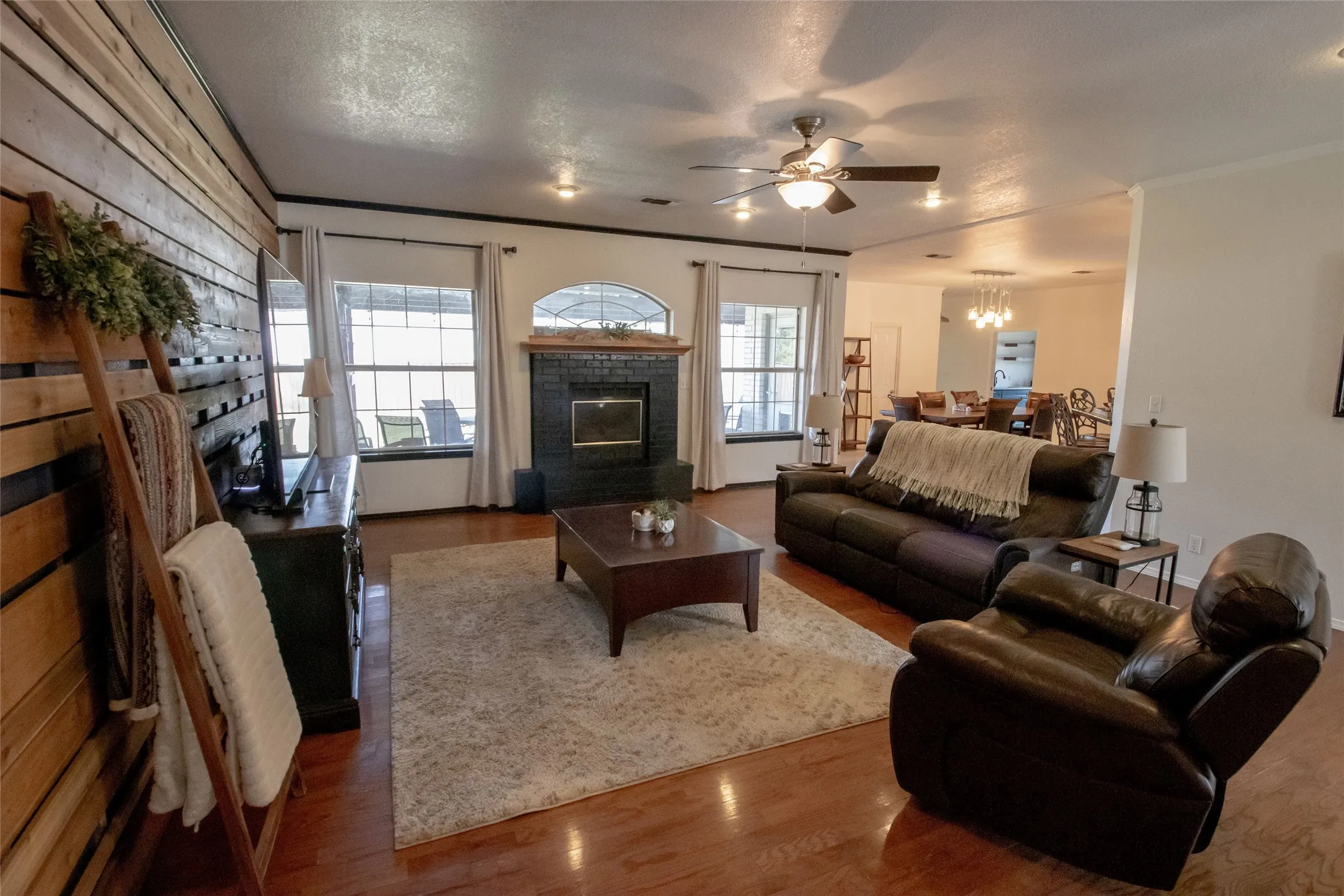 Single Family Residence For Sale in Grayson County , 514 Preston Drive, Pottsboro, Texas 75076, 4 Bedroom, 4 Bathroom, 2 Garage spaces, 3,303 Sqft, built in 1996, mls#21238315, Real Estate Agent in Pottsboro, Homes For Sale in Grayson county, Homes For Sale in Pottsboro, Realtor in Pottsboro Texas, Real Estate Brokerage Independent Realty Texas, Luminita Cordes Realtor
