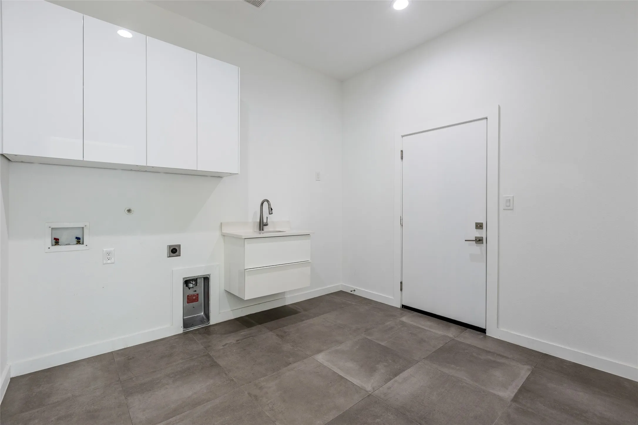 Single Family Residence For Sale in Collin County , 9742 Sunset Drive, Frisco, Texas 75033, 4 Bedroom, 3 Bathroom, 2 Garage spaces, 2,427 Sqft, built in 2021, Preowned, mls#21230305, Real Estate Agent in Frisco, Homes For Sale in Collin county, Homes For Sale in Frisco, Realtor in Frisco Texas, Real Estate Brokerage Independent Realty Texas, Luminita Cordes Realtor