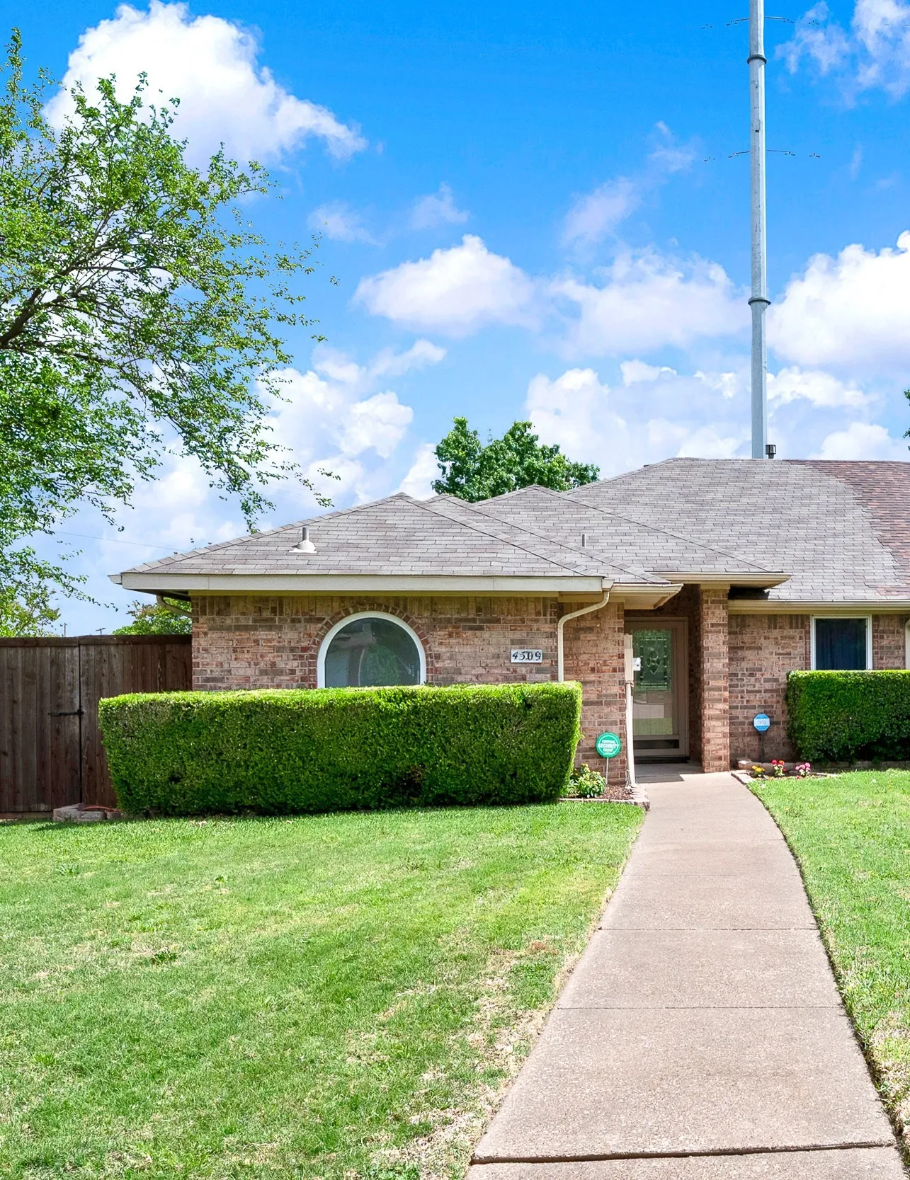 Single Family Residence For Sale in Dallas County , 4509 Club Estate Place, Mesquite, Texas 75150, 3 Bedroom, 2 Bathroom, 2 Garage spaces, 1,337 Sqft, built in 1986, Preowned, mls#21237565, Real Estate Agent in Mesquite, Homes For Sale in Dallas county, Homes For Sale in Mesquite, Realtor in Mesquite Texas, Real Estate Brokerage Independent Realty Texas, Luminita Cordes Realtor