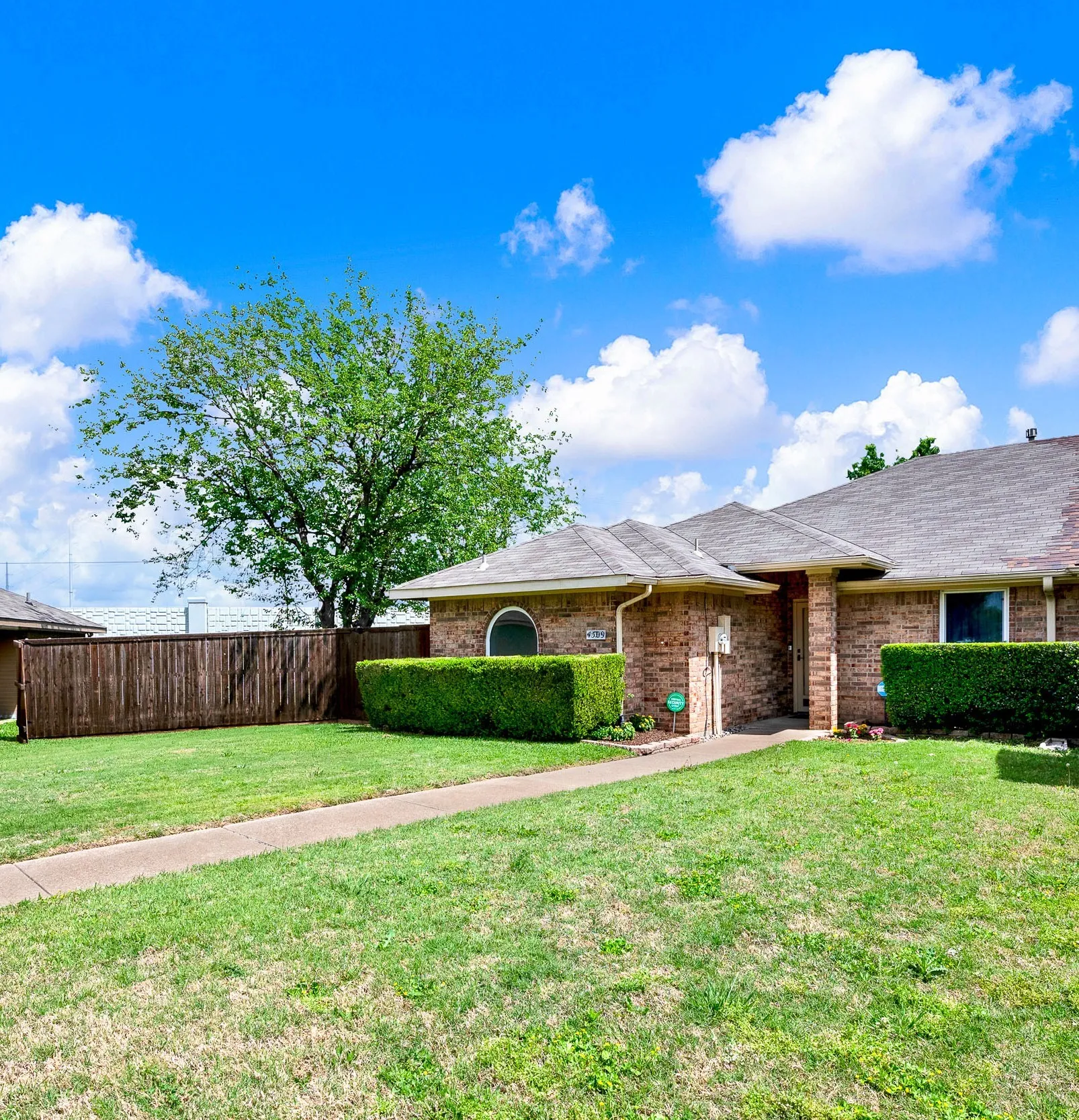 Single Family Residence For Sale in Dallas County , 4509 Club Estate Place, Mesquite, Texas 75150, 3 Bedroom, 2 Bathroom, 2 Garage spaces, 1,337 Sqft, built in 1986, Preowned, mls#21237565, Real Estate Agent in Mesquite, Homes For Sale in Dallas county, Homes For Sale in Mesquite, Realtor in Mesquite Texas, Real Estate Brokerage Independent Realty Texas, Luminita Cordes Realtor