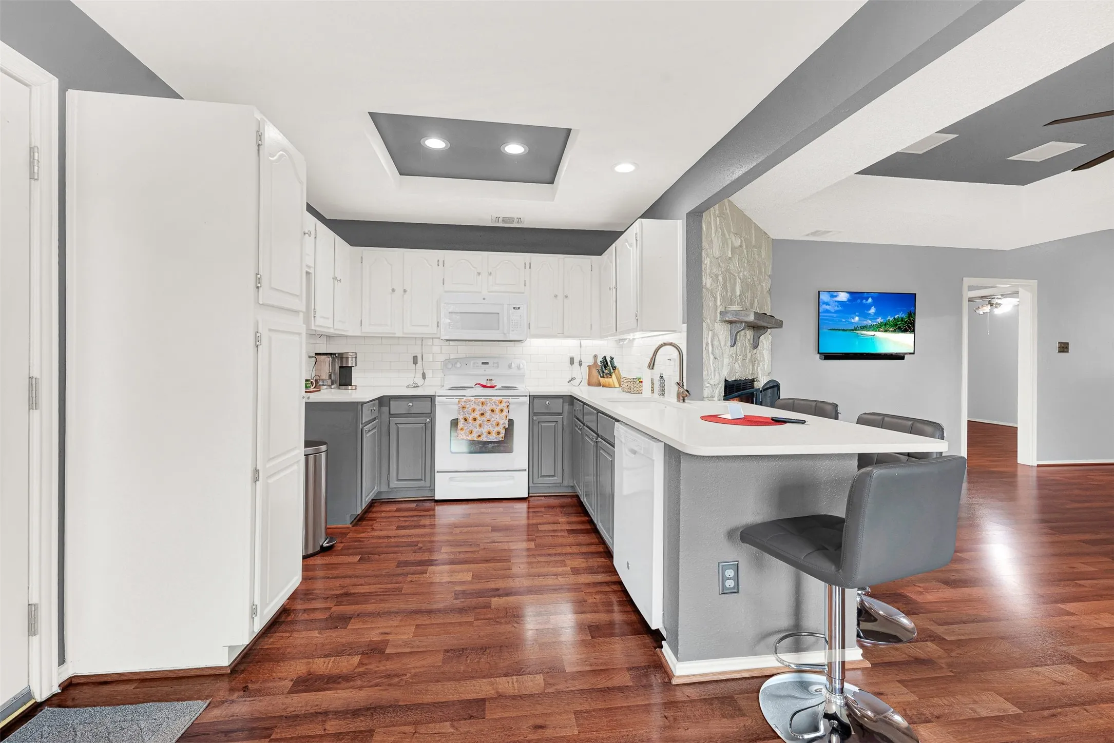 WOW!! What can you say about this wonderful updated kitchen. Just beautiful!!