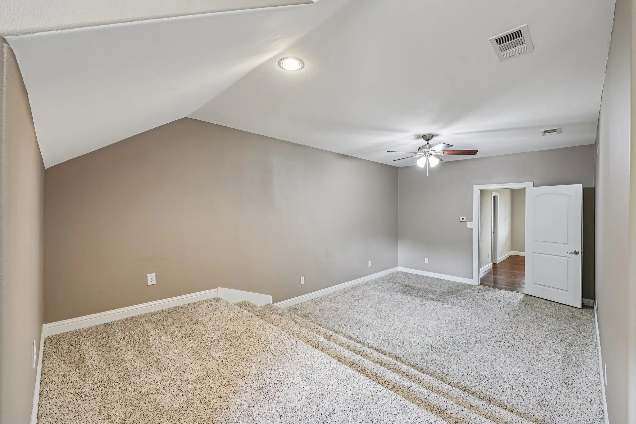 Single Family Residence For Sale in Rockwall County , 711 Ridgeview Drive, Rockwall, Texas 75087, 4 Bedroom, 4 Bathroom, 3 Garage spaces, 4,387 Sqft, built in 2008, Preowned, mls#21238945, Real Estate Agent in Rockwall, Homes For Sale in Rockwall county, Homes For Sale in Rockwall, Realtor in Rockwall Texas, Real Estate Brokerage Independent Realty Texas, Luminita Cordes Realtor