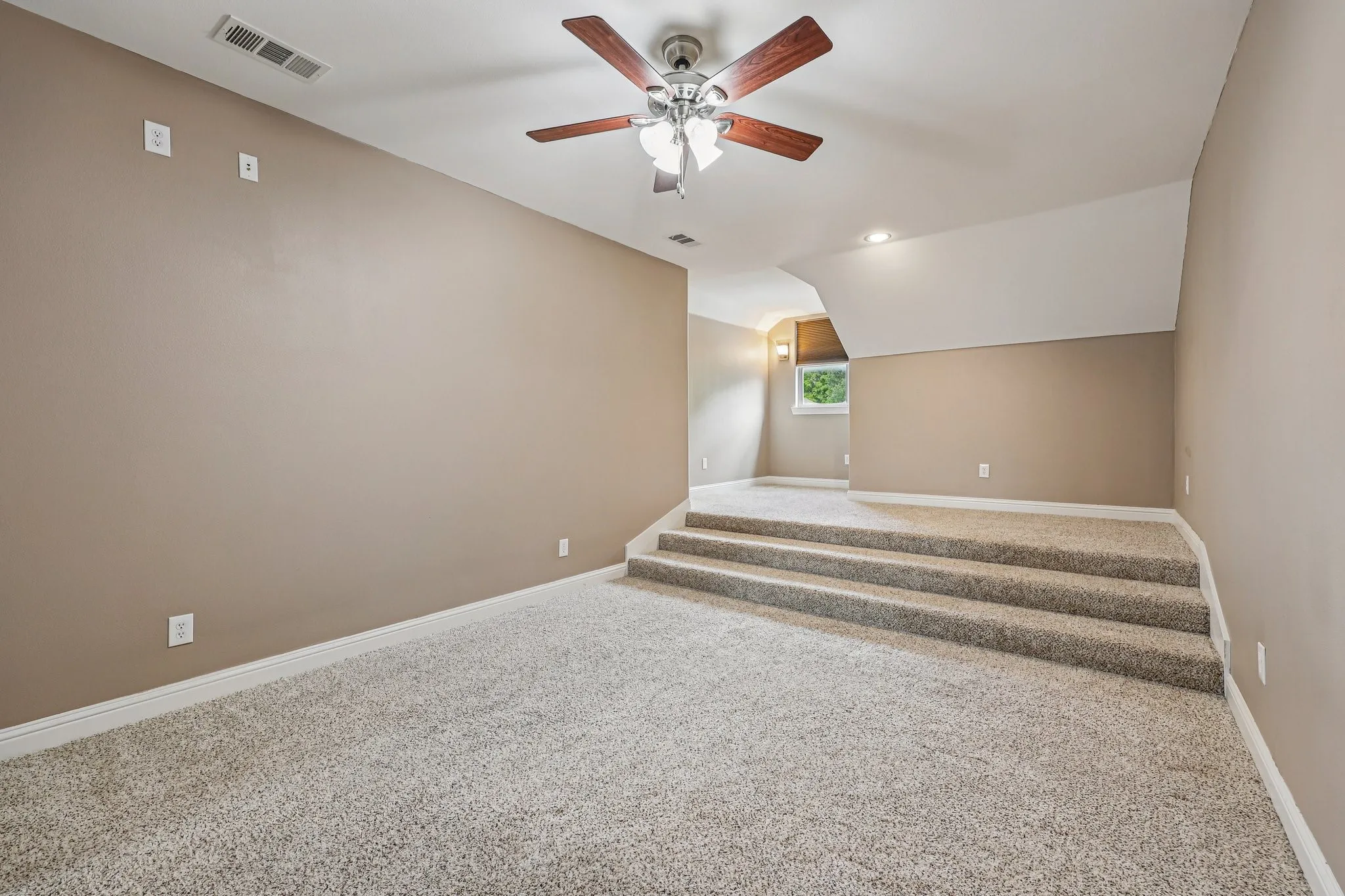 Single Family Residence For Sale in Rockwall County , 711 Ridgeview Drive, Rockwall, Texas 75087, 4 Bedroom, 4 Bathroom, 3 Garage spaces, 4,387 Sqft, built in 2008, Preowned, mls#21238945, Real Estate Agent in Rockwall, Homes For Sale in Rockwall county, Homes For Sale in Rockwall, Realtor in Rockwall Texas, Real Estate Brokerage Independent Realty Texas, Luminita Cordes Realtor