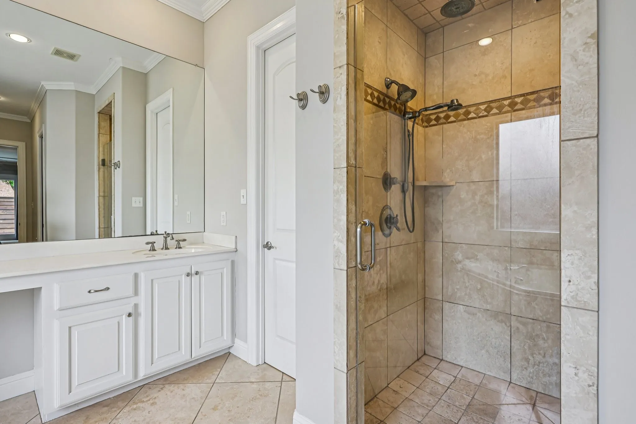 Single Family Residence For Sale in Rockwall County , 711 Ridgeview Drive, Rockwall, Texas 75087, 4 Bedroom, 4 Bathroom, 3 Garage spaces, 4,387 Sqft, built in 2008, Preowned, mls#21238945, Real Estate Agent in Rockwall, Homes For Sale in Rockwall county, Homes For Sale in Rockwall, Realtor in Rockwall Texas, Real Estate Brokerage Independent Realty Texas, Luminita Cordes Realtor