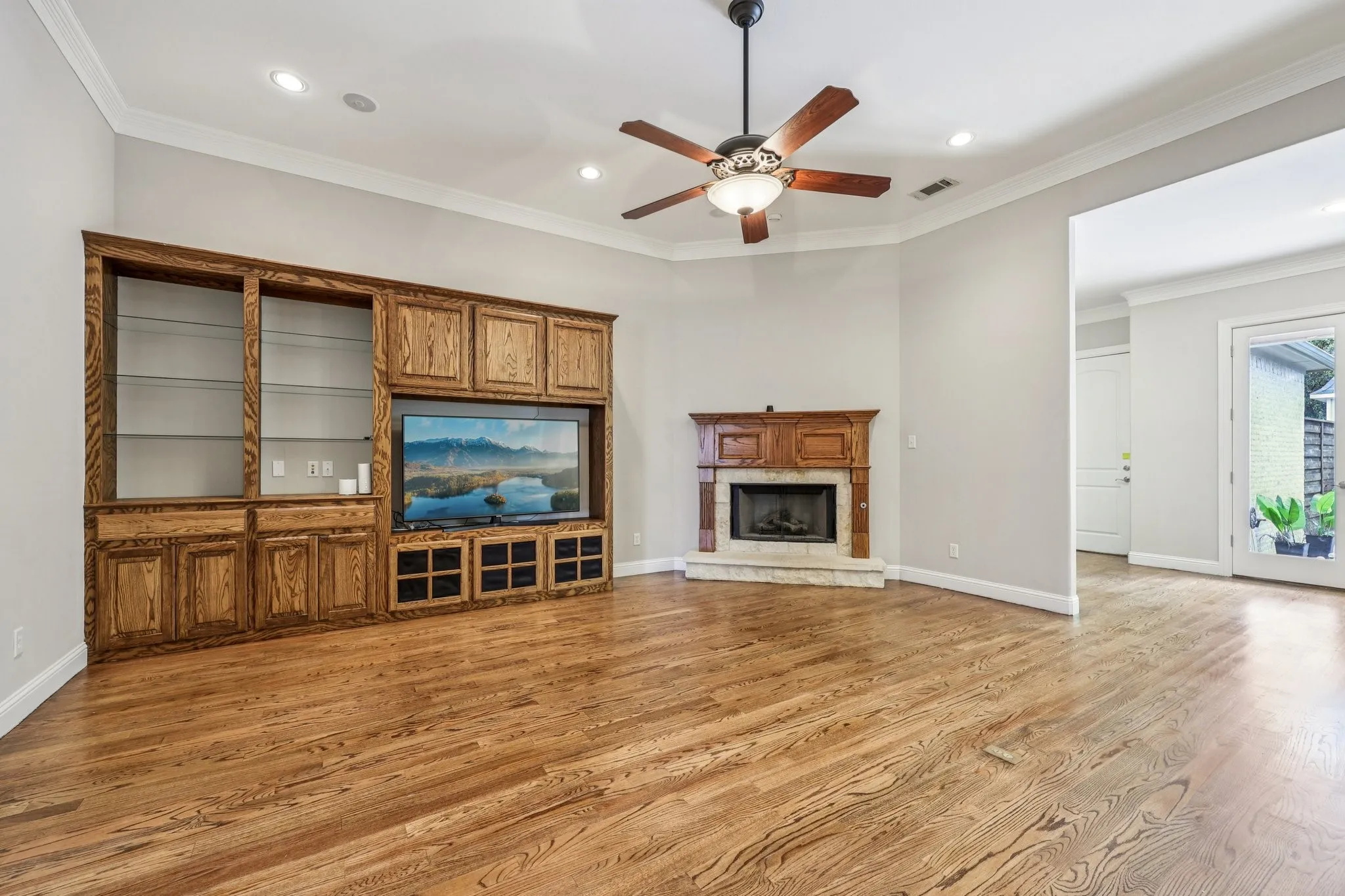 Single Family Residence For Sale in Rockwall County , 711 Ridgeview Drive, Rockwall, Texas 75087, 4 Bedroom, 4 Bathroom, 3 Garage spaces, 4,387 Sqft, built in 2008, Preowned, mls#21238945, Real Estate Agent in Rockwall, Homes For Sale in Rockwall county, Homes For Sale in Rockwall, Realtor in Rockwall Texas, Real Estate Brokerage Independent Realty Texas, Luminita Cordes Realtor