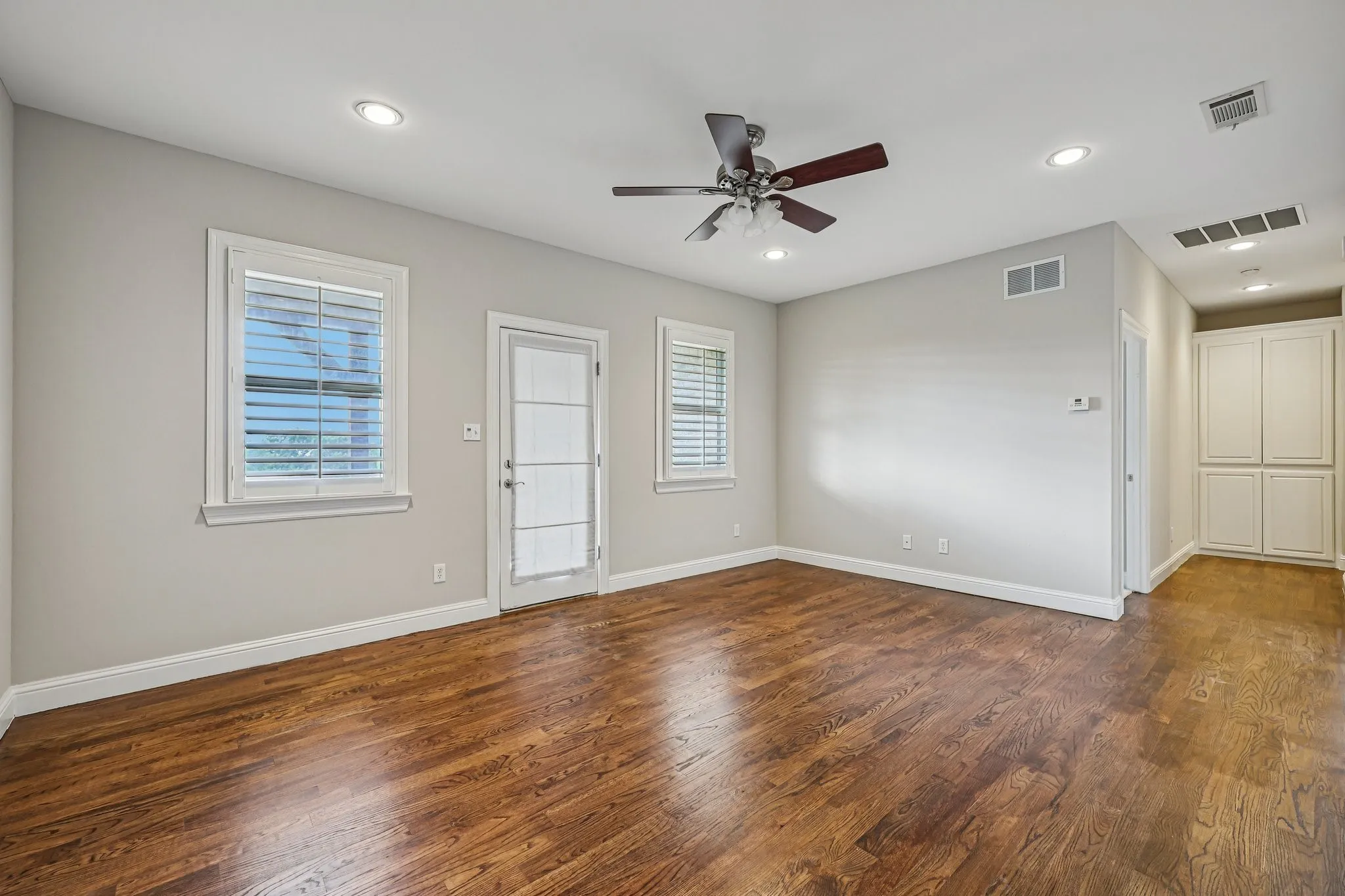 Single Family Residence For Sale in Rockwall County , 711 Ridgeview Drive, Rockwall, Texas 75087, 4 Bedroom, 4 Bathroom, 3 Garage spaces, 4,387 Sqft, built in 2008, Preowned, mls#21238945, Real Estate Agent in Rockwall, Homes For Sale in Rockwall county, Homes For Sale in Rockwall, Realtor in Rockwall Texas, Real Estate Brokerage Independent Realty Texas, Luminita Cordes Realtor