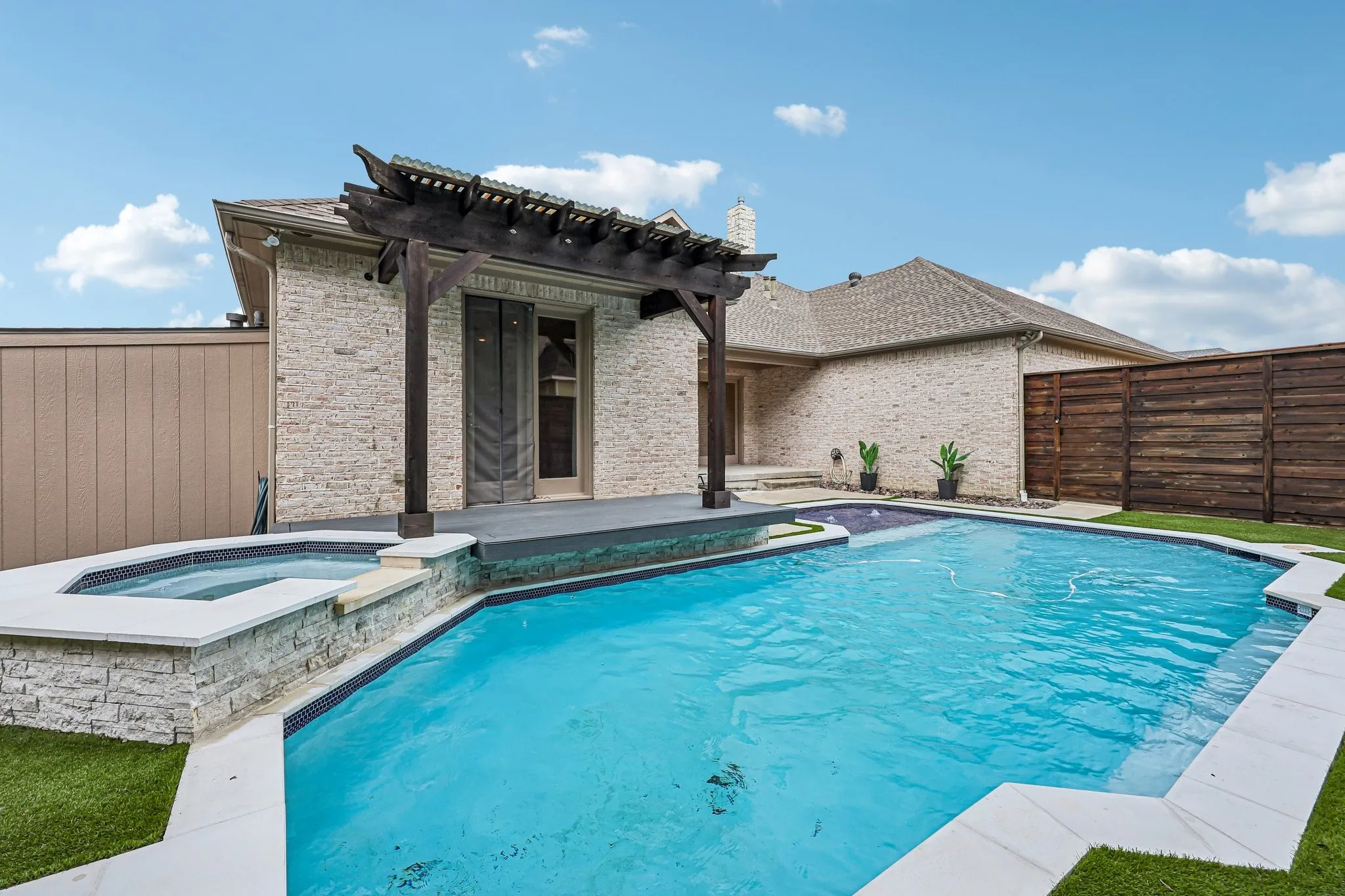 Single Family Residence For Sale in Rockwall County , 711 Ridgeview Drive, Rockwall, Texas 75087, 4 Bedroom, 4 Bathroom, 3 Garage spaces, 4,387 Sqft, built in 2008, Preowned, mls#21238945, Real Estate Agent in Rockwall, Homes For Sale in Rockwall county, Homes For Sale in Rockwall, Realtor in Rockwall Texas, Real Estate Brokerage Independent Realty Texas, Luminita Cordes Realtor