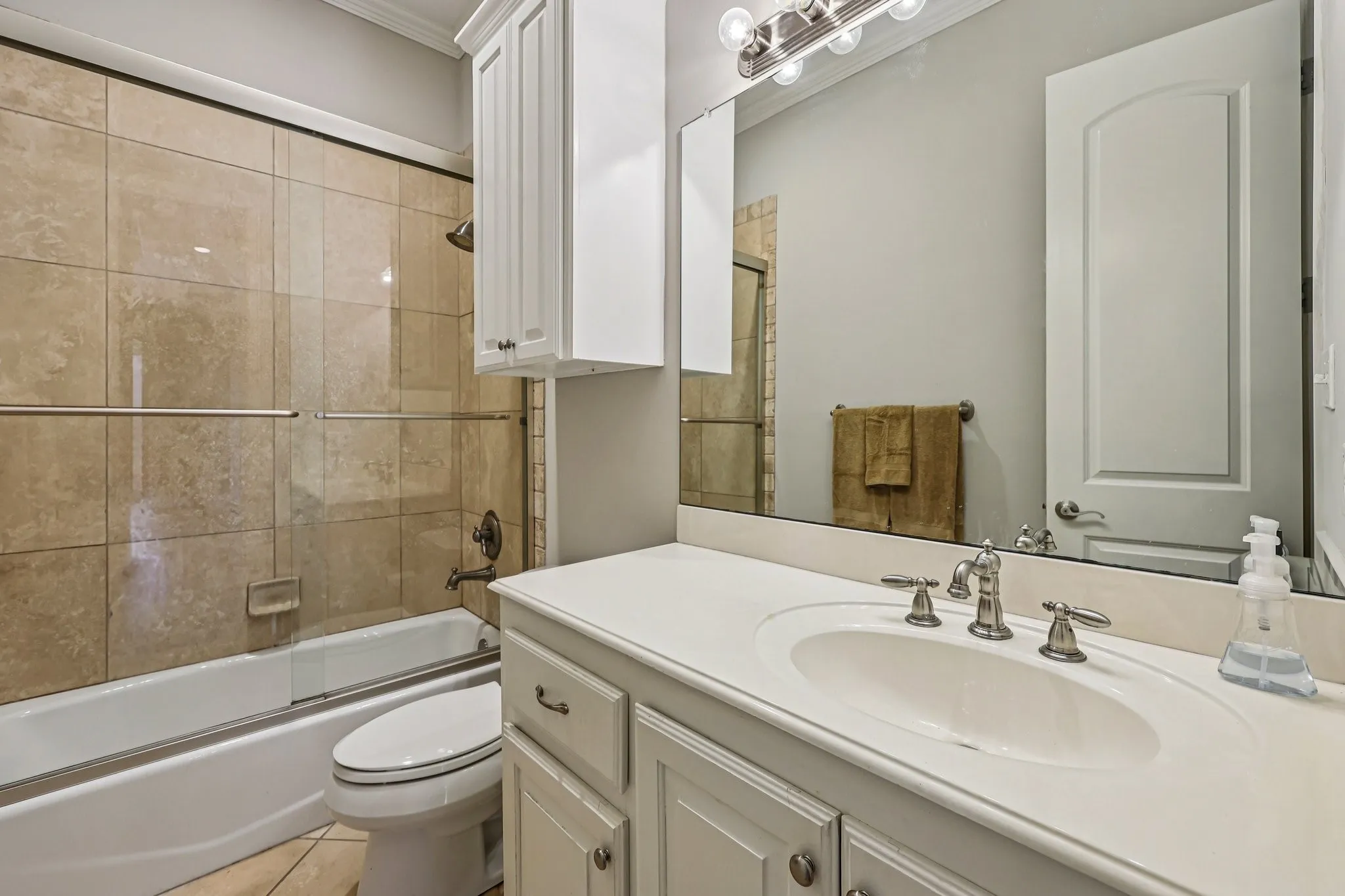 Single Family Residence For Sale in Rockwall County , 711 Ridgeview Drive, Rockwall, Texas 75087, 4 Bedroom, 4 Bathroom, 3 Garage spaces, 4,387 Sqft, built in 2008, Preowned, mls#21238945, Real Estate Agent in Rockwall, Homes For Sale in Rockwall county, Homes For Sale in Rockwall, Realtor in Rockwall Texas, Real Estate Brokerage Independent Realty Texas, Luminita Cordes Realtor