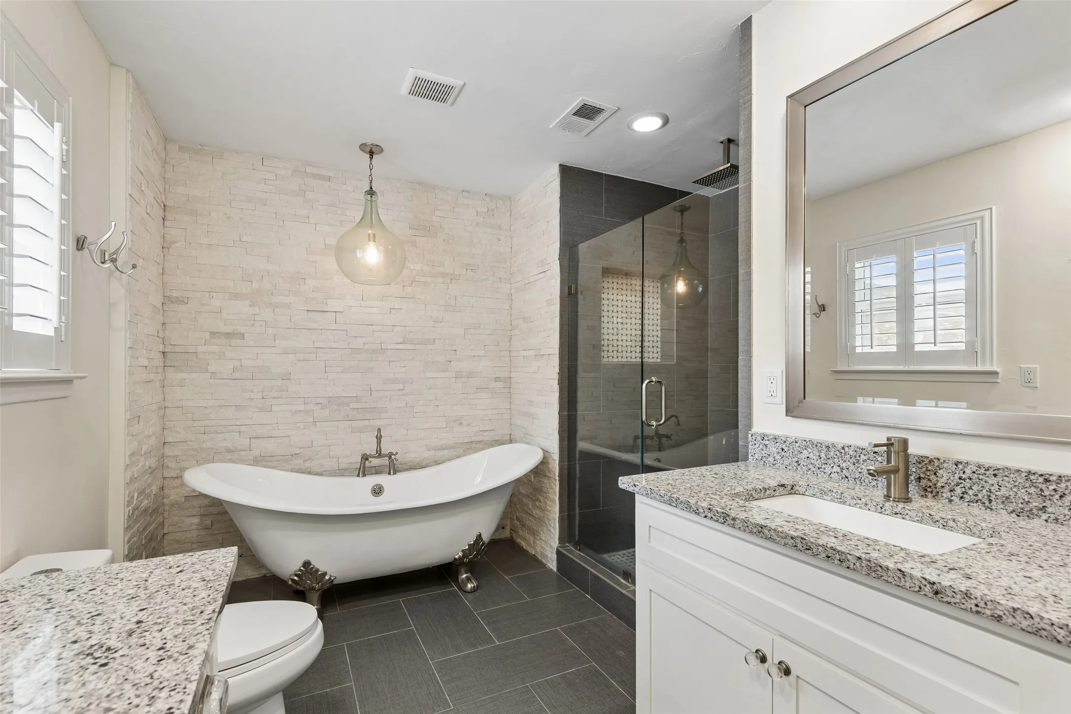 Single Family Residence For Sale in Dallas County , 2808 Reedcroft Drive, Farmers Branch, Texas 75234, 4 Bedroom, 4 Bathroom, Garage spaces, 2,608 Sqft, built in 1962, Preowned, mls#21234077, Real Estate Agent in Farmers Branch, Homes For Sale in Dallas county, Homes For Sale in Farmers Branch, Realtor in Farmers Branch Texas, Real Estate Brokerage Independent Realty Texas, Luminita Cordes Realtor