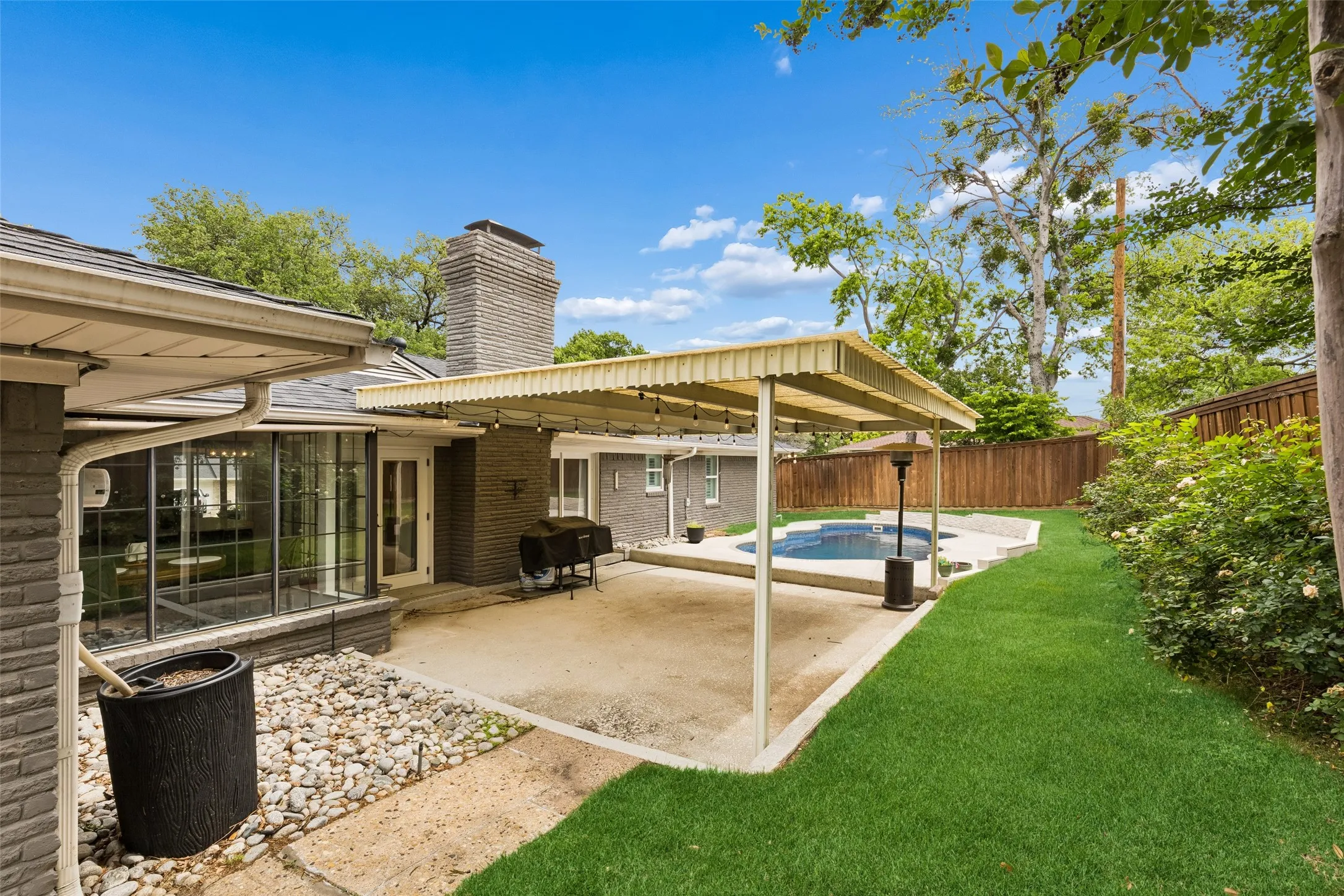 Single Family Residence For Sale in Dallas County , 2808 Reedcroft Drive, Farmers Branch, Texas 75234, 4 Bedroom, 4 Bathroom, Garage spaces, 2,608 Sqft, built in 1962, Preowned, mls#21234077, Real Estate Agent in Farmers Branch, Homes For Sale in Dallas county, Homes For Sale in Farmers Branch, Realtor in Farmers Branch Texas, Real Estate Brokerage Independent Realty Texas, Luminita Cordes Realtor