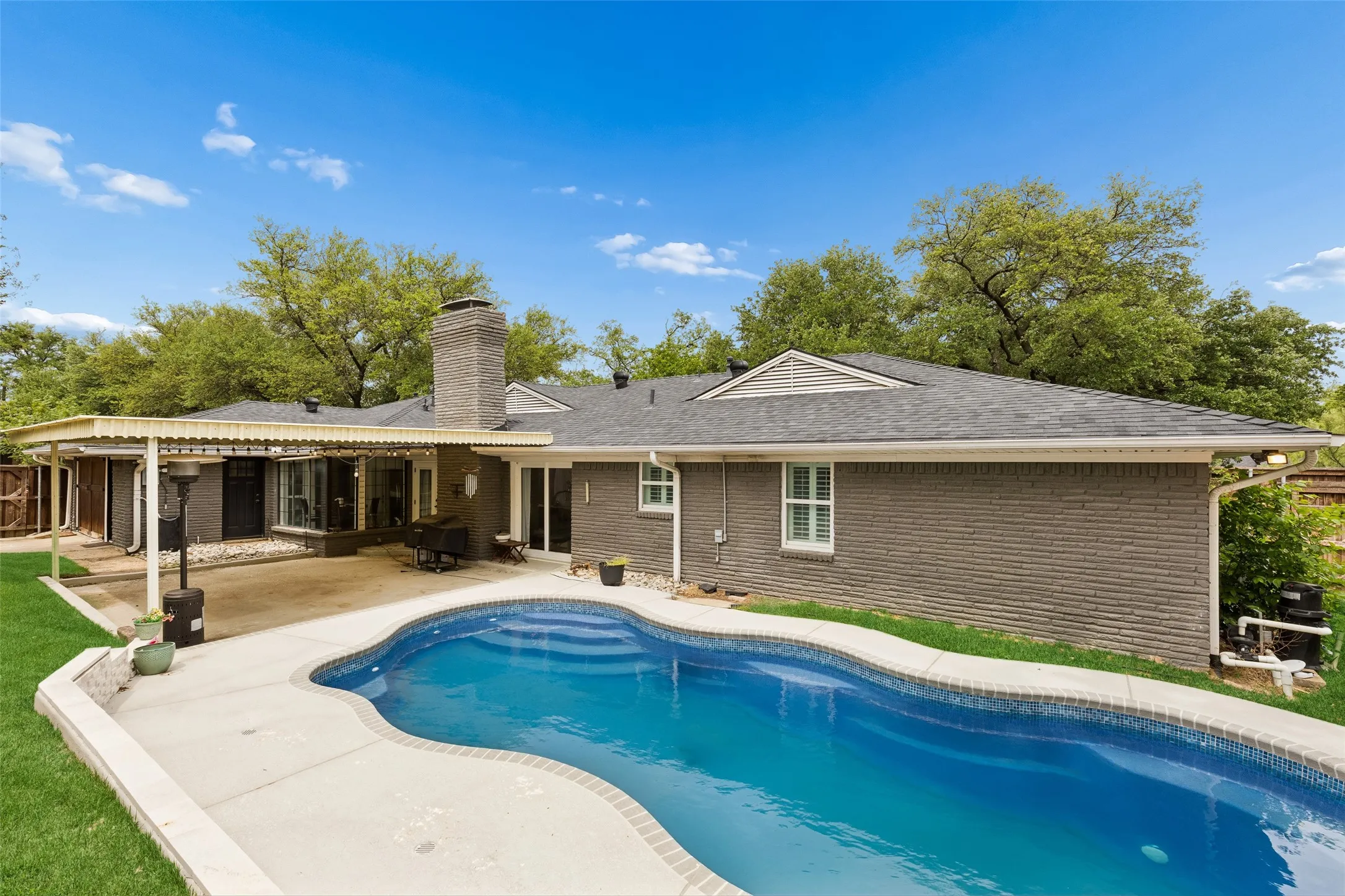 Single Family Residence For Sale in Dallas County , 2808 Reedcroft Drive, Farmers Branch, Texas 75234, 4 Bedroom, 4 Bathroom, Garage spaces, 2,608 Sqft, built in 1962, Preowned, mls#21234077, Real Estate Agent in Farmers Branch, Homes For Sale in Dallas county, Homes For Sale in Farmers Branch, Realtor in Farmers Branch Texas, Real Estate Brokerage Independent Realty Texas, Luminita Cordes Realtor