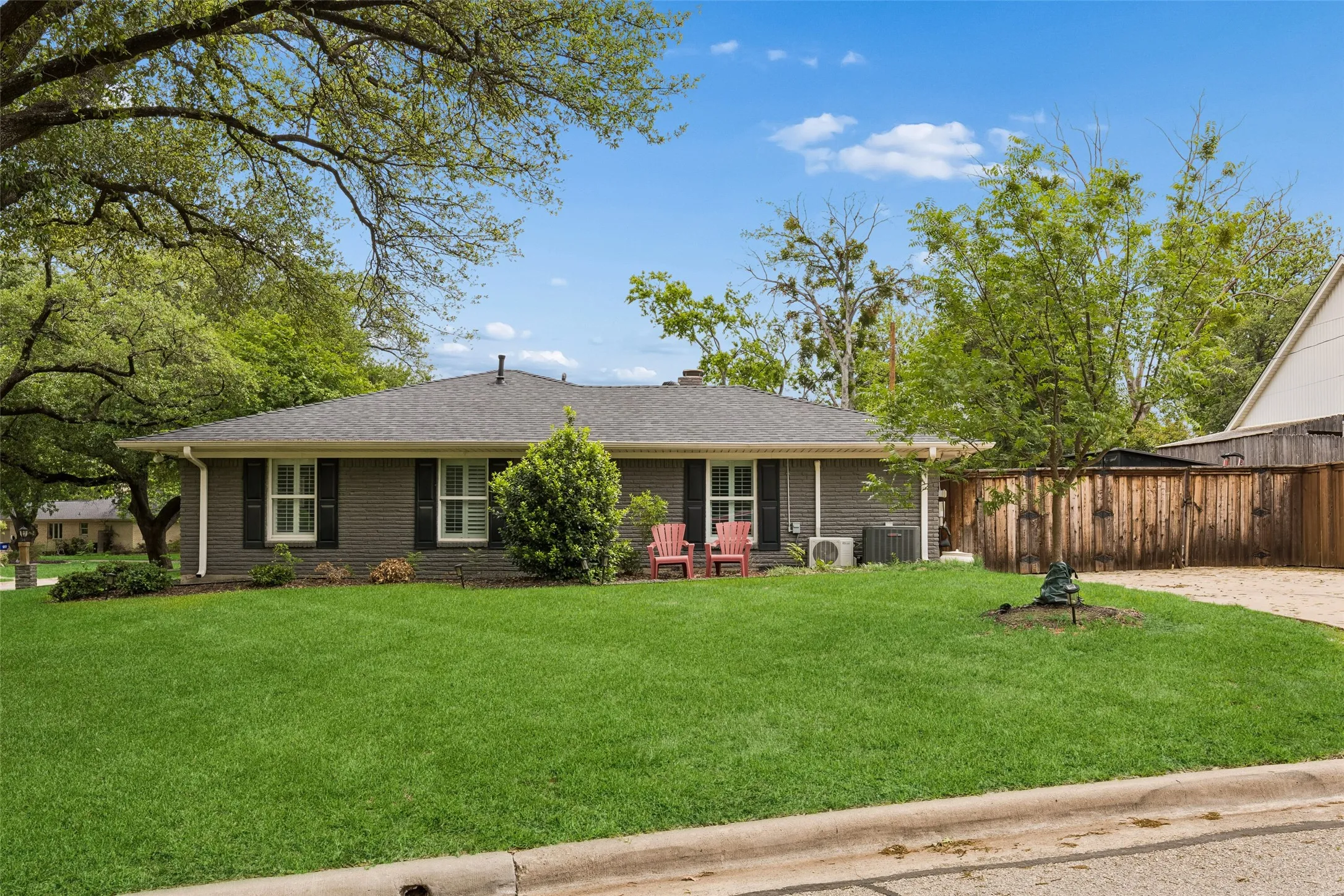 Single Family Residence For Sale in Dallas County , 2808 Reedcroft Drive, Farmers Branch, Texas 75234, 4 Bedroom, 4 Bathroom, Garage spaces, 2,608 Sqft, built in 1962, Preowned, mls#21234077, Real Estate Agent in Farmers Branch, Homes For Sale in Dallas county, Homes For Sale in Farmers Branch, Realtor in Farmers Branch Texas, Real Estate Brokerage Independent Realty Texas, Luminita Cordes Realtor