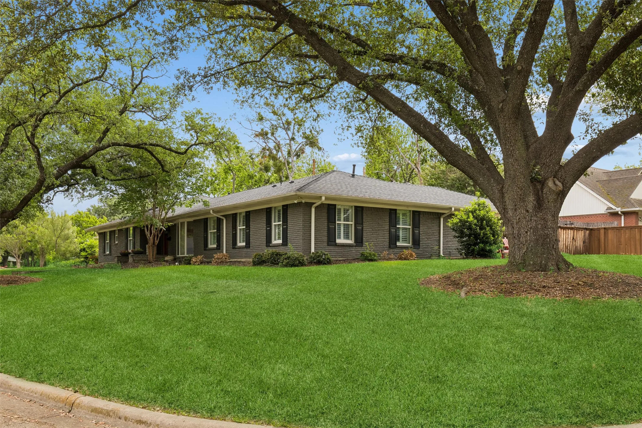 Single Family Residence For Sale in Dallas County , 2808 Reedcroft Drive, Farmers Branch, Texas 75234, 4 Bedroom, 4 Bathroom, Garage spaces, 2,608 Sqft, built in 1962, Preowned, mls#21234077, Real Estate Agent in Farmers Branch, Homes For Sale in Dallas county, Homes For Sale in Farmers Branch, Realtor in Farmers Branch Texas, Real Estate Brokerage Independent Realty Texas, Luminita Cordes Realtor