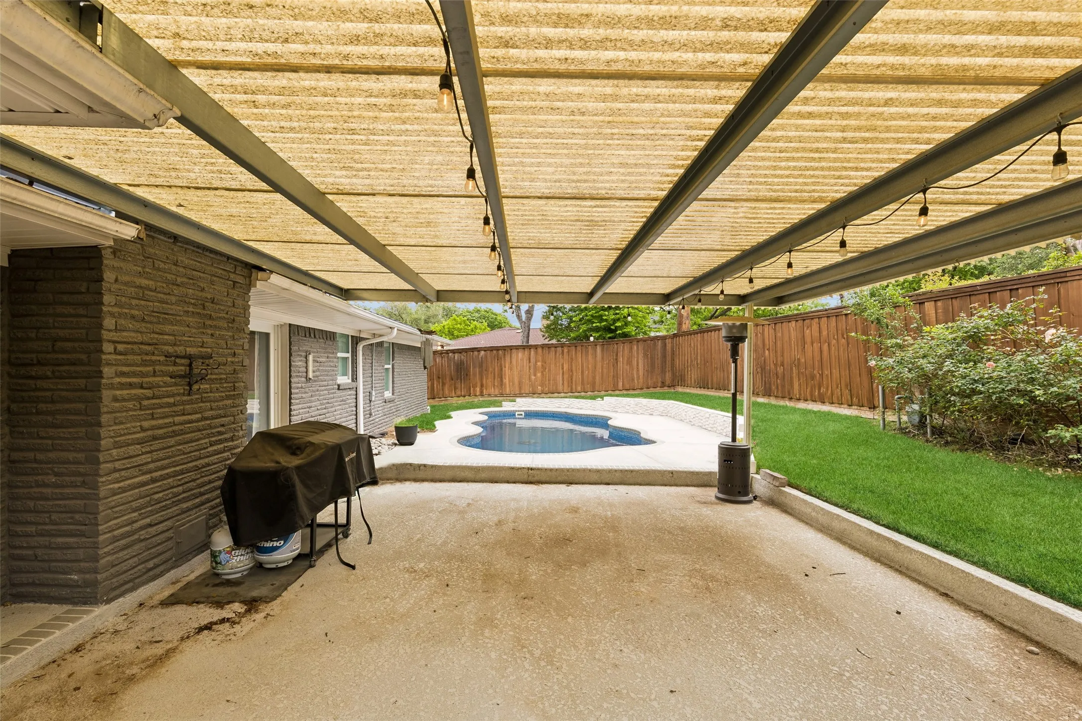 Single Family Residence For Sale in Dallas County , 2808 Reedcroft Drive, Farmers Branch, Texas 75234, 4 Bedroom, 4 Bathroom, Garage spaces, 2,608 Sqft, built in 1962, Preowned, mls#21234077, Real Estate Agent in Farmers Branch, Homes For Sale in Dallas county, Homes For Sale in Farmers Branch, Realtor in Farmers Branch Texas, Real Estate Brokerage Independent Realty Texas, Luminita Cordes Realtor
