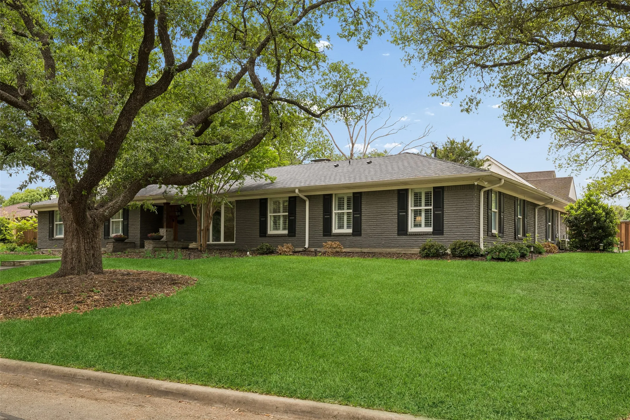 Single Family Residence For Sale in Dallas County , 2808 Reedcroft Drive, Farmers Branch, Texas 75234, 4 Bedroom, 4 Bathroom, Garage spaces, 2,608 Sqft, built in 1962, Preowned, mls#21234077, Real Estate Agent in Farmers Branch, Homes For Sale in Dallas county, Homes For Sale in Farmers Branch, Realtor in Farmers Branch Texas, Real Estate Brokerage Independent Realty Texas, Luminita Cordes Realtor