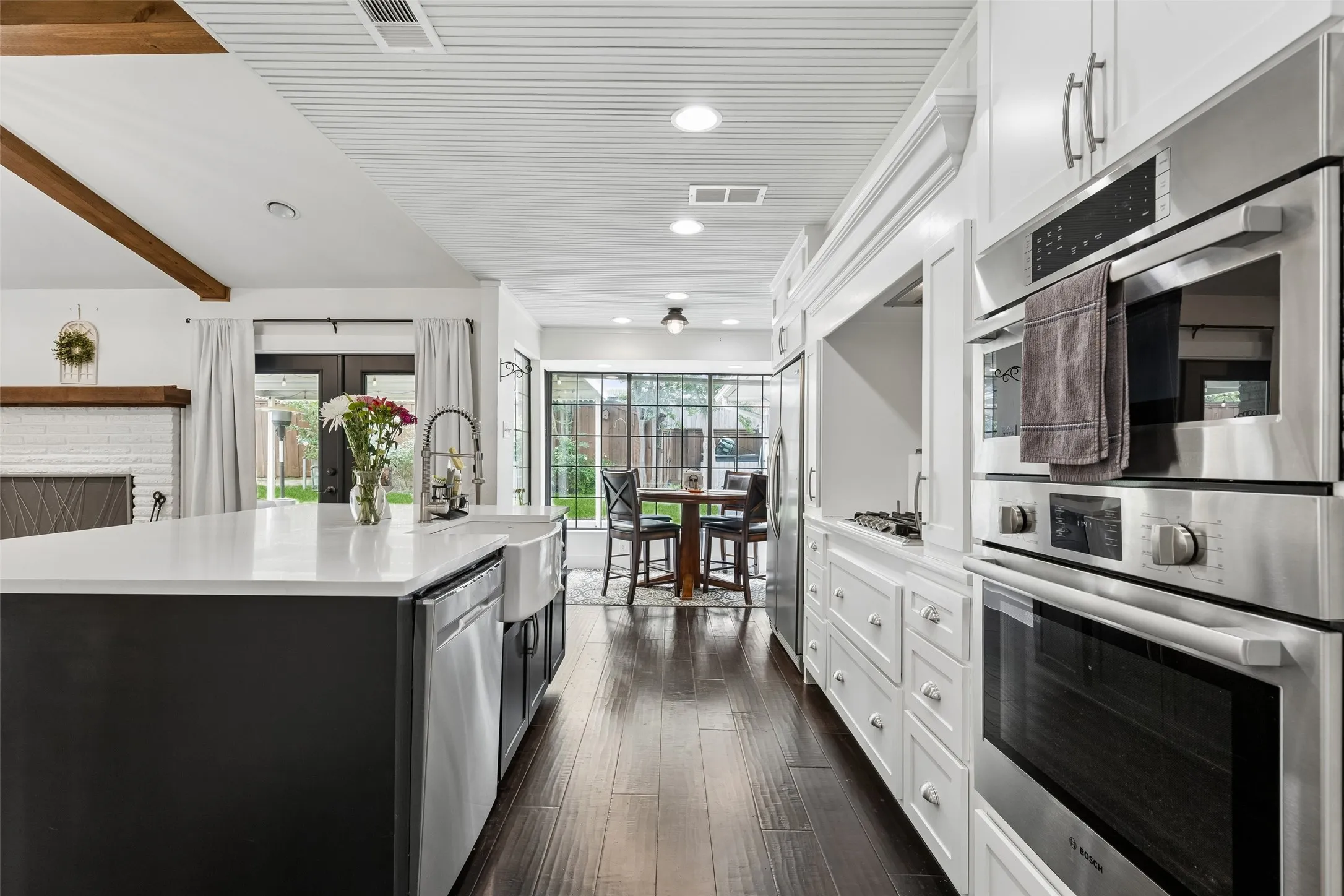 Single Family Residence For Sale in Dallas County , 2808 Reedcroft Drive, Farmers Branch, Texas 75234, 4 Bedroom, 4 Bathroom, Garage spaces, 2,608 Sqft, built in 1962, Preowned, mls#21234077, Real Estate Agent in Farmers Branch, Homes For Sale in Dallas county, Homes For Sale in Farmers Branch, Realtor in Farmers Branch Texas, Real Estate Brokerage Independent Realty Texas, Luminita Cordes Realtor