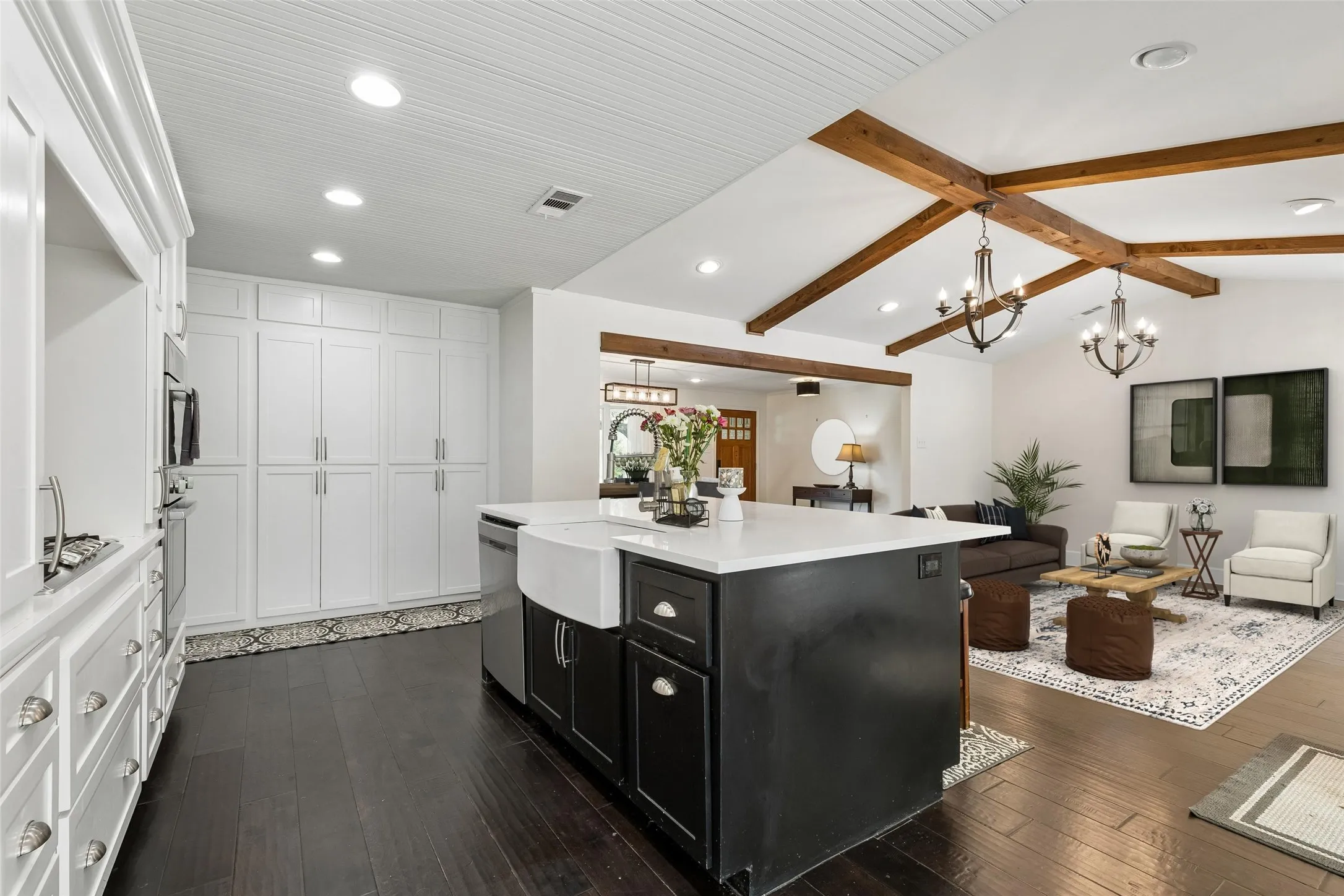 Single Family Residence For Sale in Dallas County , 2808 Reedcroft Drive, Farmers Branch, Texas 75234, 4 Bedroom, 4 Bathroom, Garage spaces, 2,608 Sqft, built in 1962, Preowned, mls#21234077, Real Estate Agent in Farmers Branch, Homes For Sale in Dallas county, Homes For Sale in Farmers Branch, Realtor in Farmers Branch Texas, Real Estate Brokerage Independent Realty Texas, Luminita Cordes Realtor