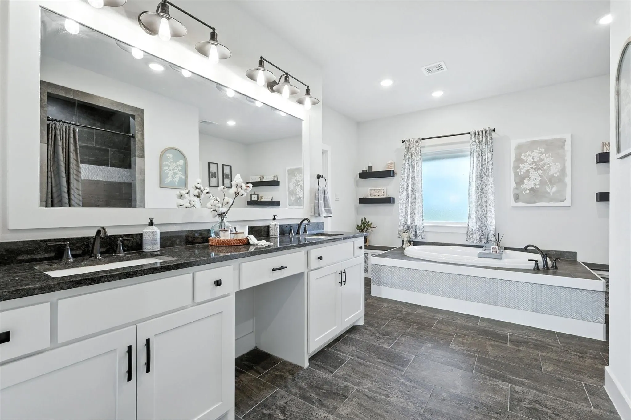 Single Family Residence For Sale in Navarro County , 7025 Lake Vista Drive, Streetman, Texas 75859, 3 Bedroom, 2 Bathroom, 3 Garage spaces, 2,100 Sqft, built in 2021, Preowned, mls#21226100, Real Estate Agent in Streetman, Homes For Sale in Navarro county, Homes For Sale in Streetman, Realtor in Streetman Texas, Real Estate Brokerage Independent Realty Texas, Luminita Cordes Realtor