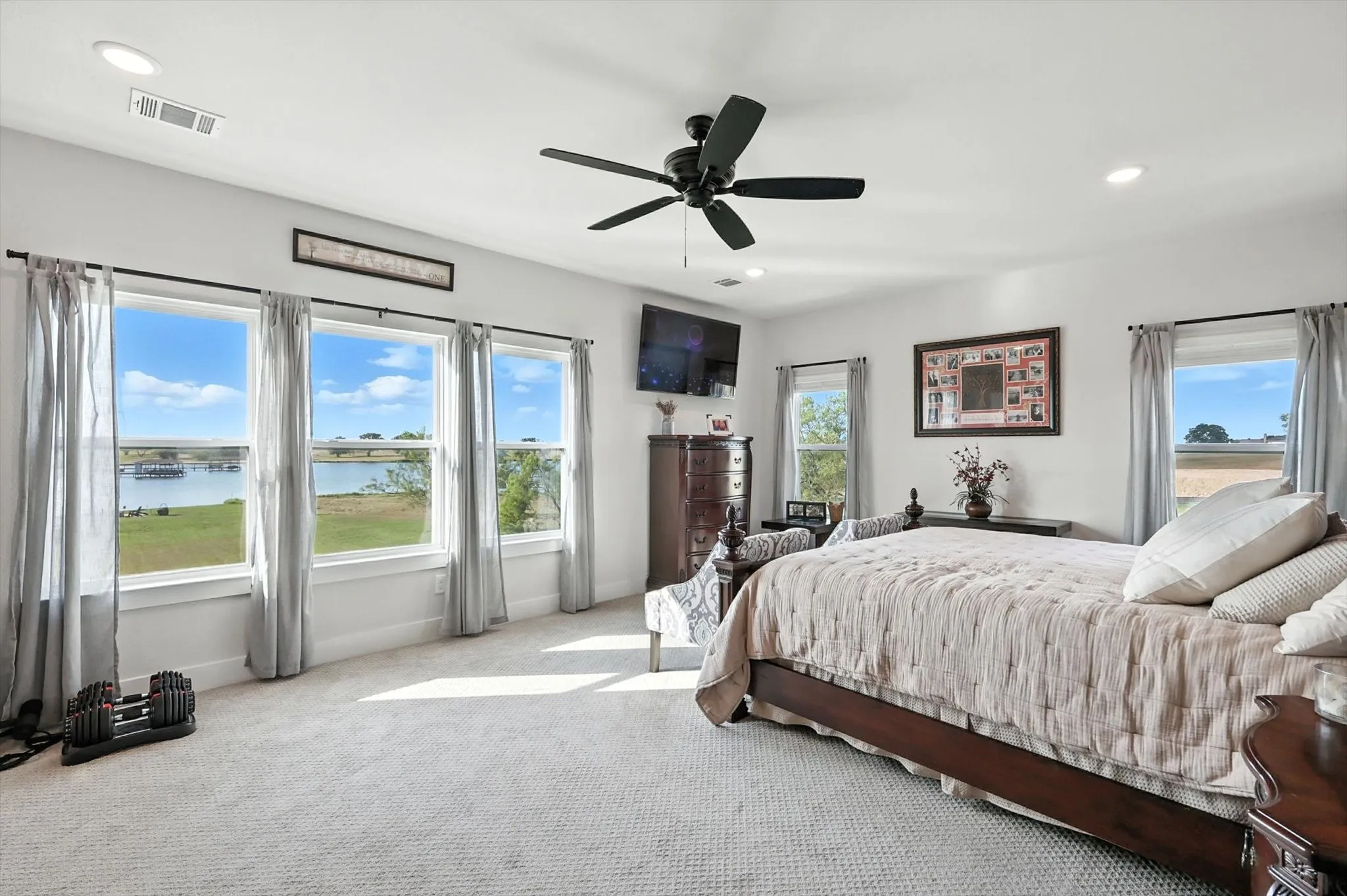Single Family Residence For Sale in Navarro County , 7025 Lake Vista Drive, Streetman, Texas 75859, 3 Bedroom, 2 Bathroom, 3 Garage spaces, 2,100 Sqft, built in 2021, Preowned, mls#21226100, Real Estate Agent in Streetman, Homes For Sale in Navarro county, Homes For Sale in Streetman, Realtor in Streetman Texas, Real Estate Brokerage Independent Realty Texas, Luminita Cordes Realtor
