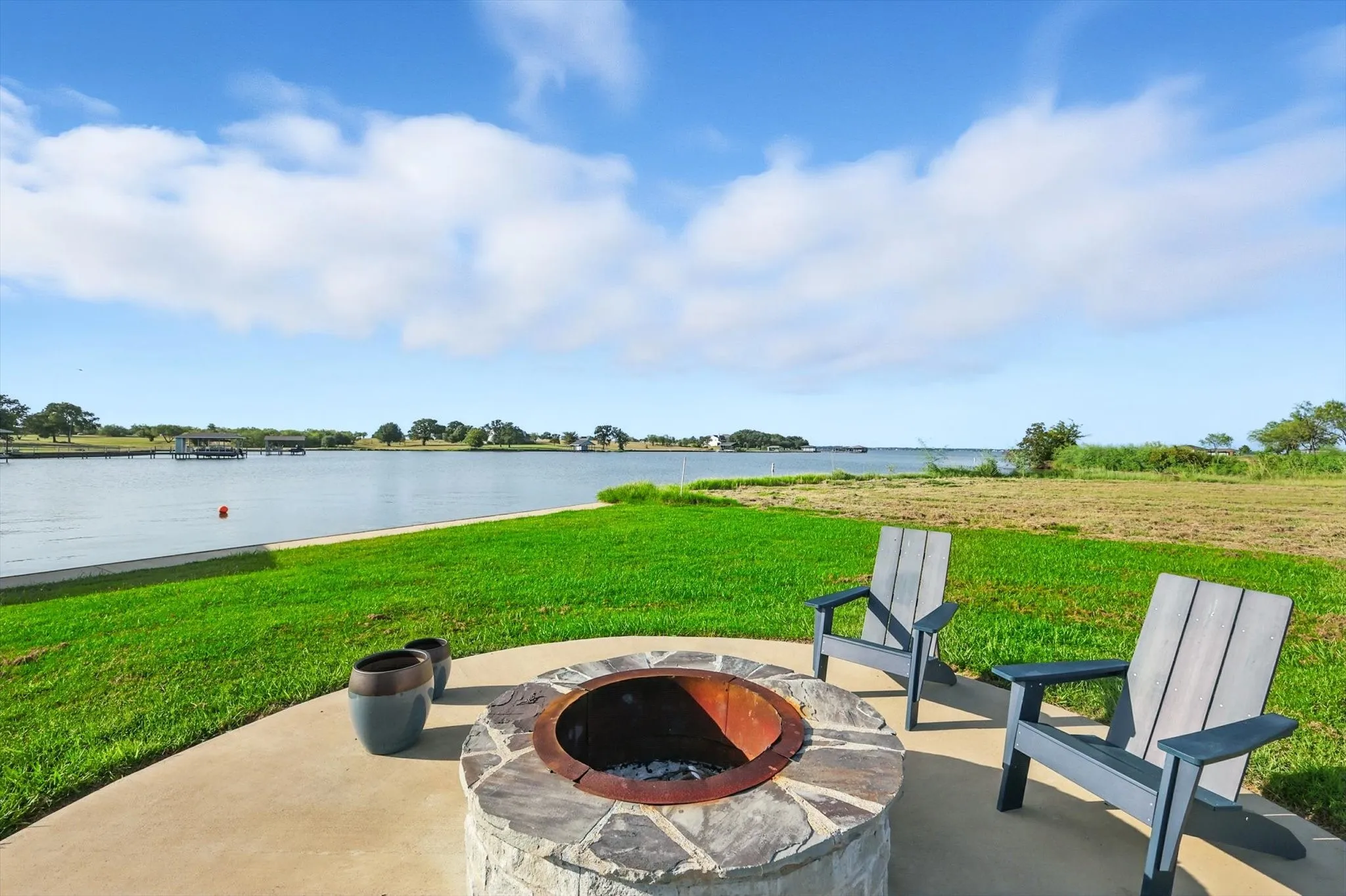 Single Family Residence For Sale in Navarro County , 7025 Lake Vista Drive, Streetman, Texas 75859, 3 Bedroom, 2 Bathroom, 3 Garage spaces, 2,100 Sqft, built in 2021, Preowned, mls#21226100, Real Estate Agent in Streetman, Homes For Sale in Navarro county, Homes For Sale in Streetman, Realtor in Streetman Texas, Real Estate Brokerage Independent Realty Texas, Luminita Cordes Realtor
