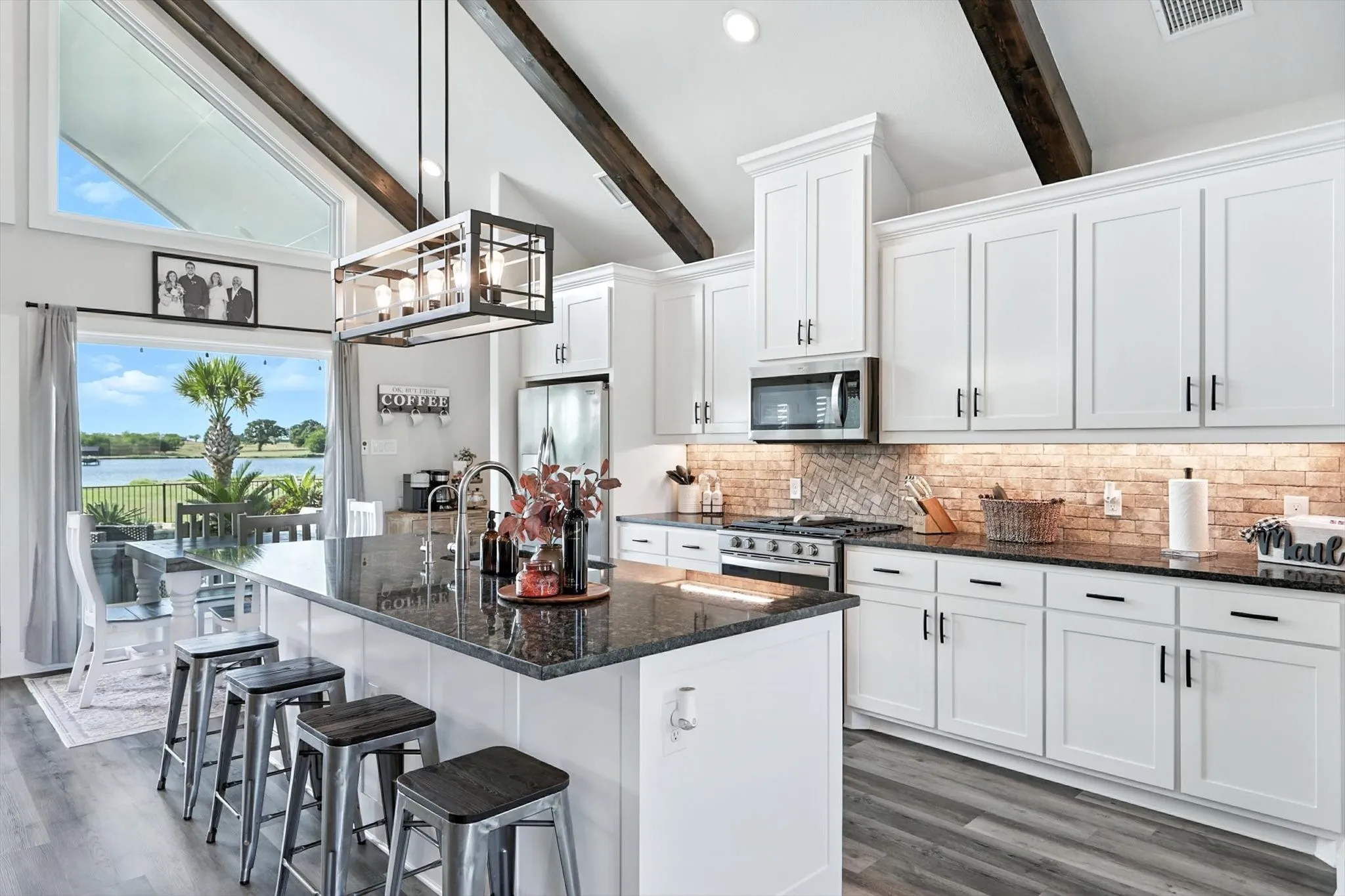 Single Family Residence For Sale in Navarro County , 7025 Lake Vista Drive, Streetman, Texas 75859, 3 Bedroom, 2 Bathroom, 3 Garage spaces, 2,100 Sqft, built in 2021, Preowned, mls#21226100, Real Estate Agent in Streetman, Homes For Sale in Navarro county, Homes For Sale in Streetman, Realtor in Streetman Texas, Real Estate Brokerage Independent Realty Texas, Luminita Cordes Realtor