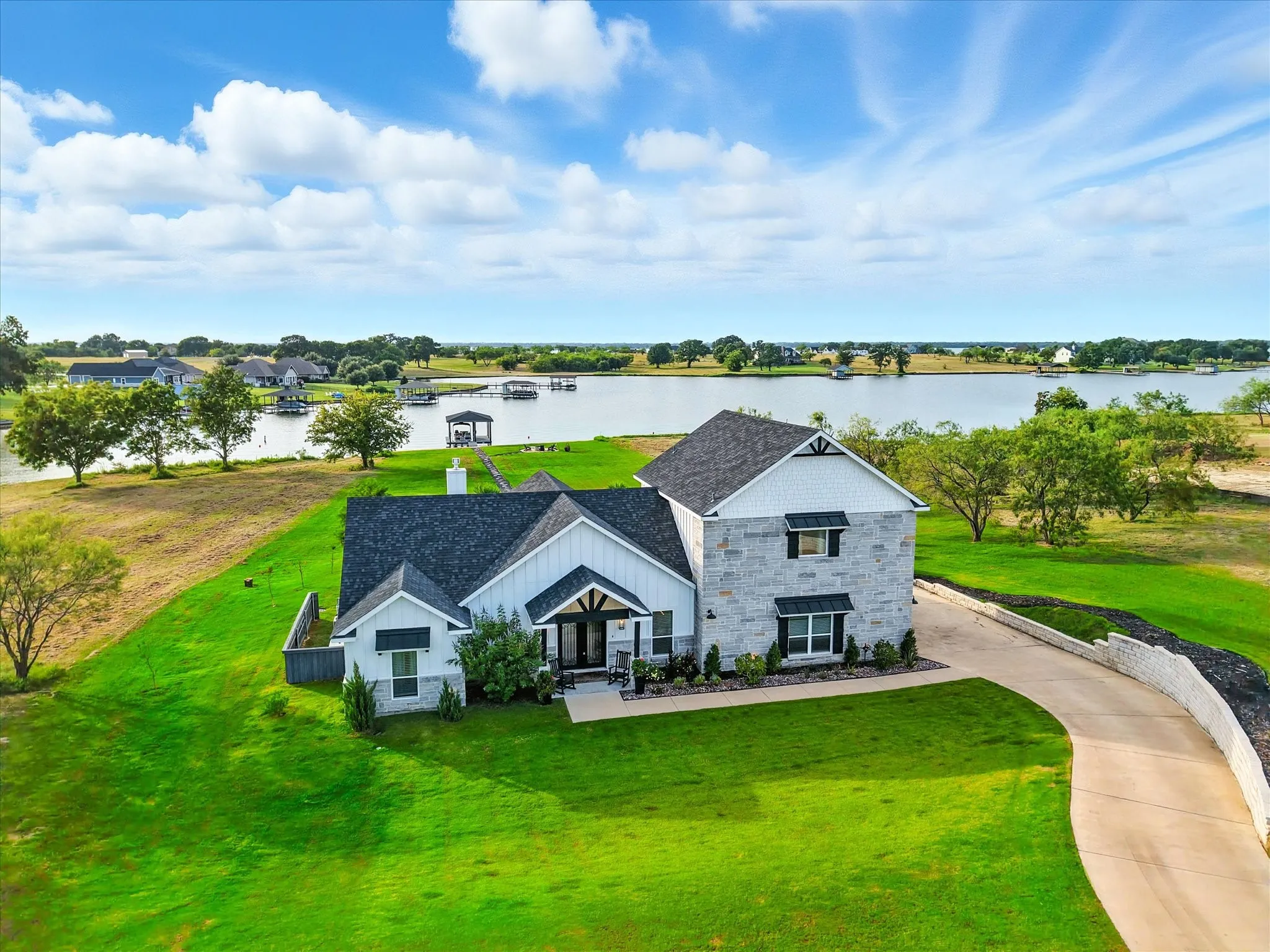 Single Family Residence For Sale in Navarro County , 7025 Lake Vista Drive, Streetman, Texas 75859, 3 Bedroom, 2 Bathroom, 3 Garage spaces, 2,100 Sqft, built in 2021, Preowned, mls#21226100, Real Estate Agent in Streetman, Homes For Sale in Navarro county, Homes For Sale in Streetman, Realtor in Streetman Texas, Real Estate Brokerage Independent Realty Texas, Luminita Cordes Realtor