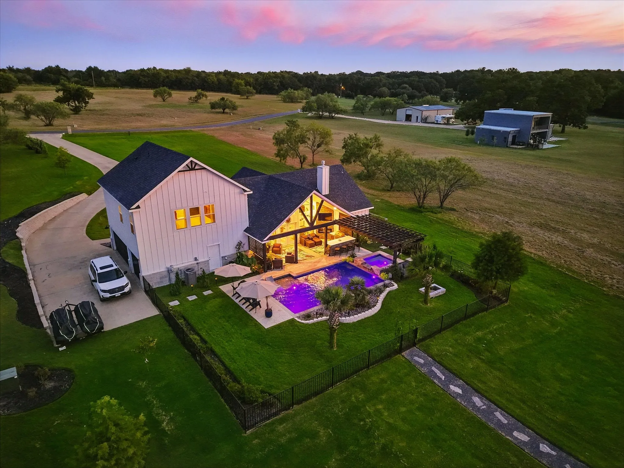 Single Family Residence For Sale in Navarro County , 7025 Lake Vista Drive, Streetman, Texas 75859, 3 Bedroom, 2 Bathroom, 3 Garage spaces, 2,100 Sqft, built in 2021, Preowned, mls#21226100, Real Estate Agent in Streetman, Homes For Sale in Navarro county, Homes For Sale in Streetman, Realtor in Streetman Texas, Real Estate Brokerage Independent Realty Texas, Luminita Cordes Realtor