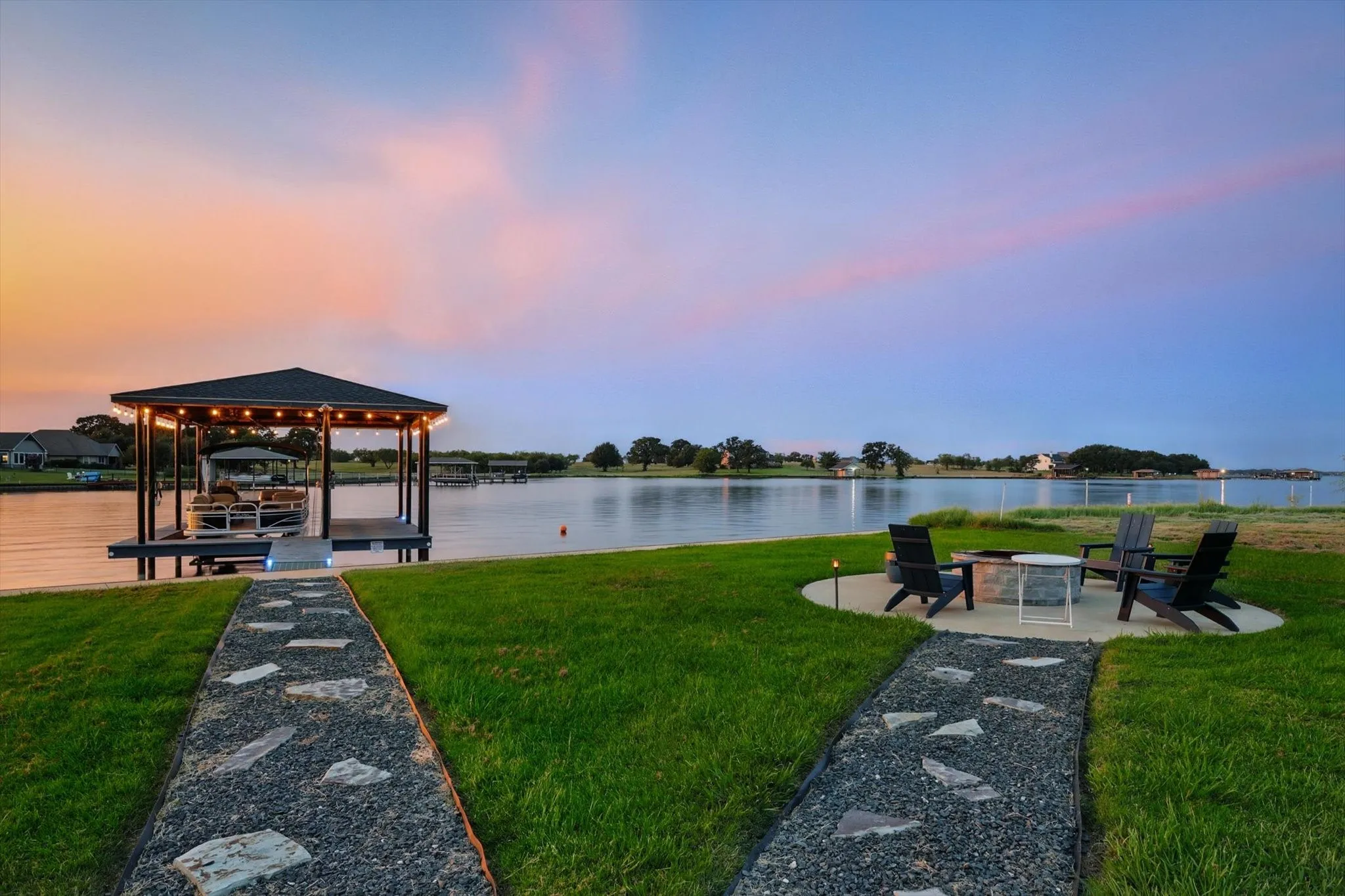 Single Family Residence For Sale in Navarro County , 7025 Lake Vista Drive, Streetman, Texas 75859, 3 Bedroom, 2 Bathroom, 3 Garage spaces, 2,100 Sqft, built in 2021, Preowned, mls#21226100, Real Estate Agent in Streetman, Homes For Sale in Navarro county, Homes For Sale in Streetman, Realtor in Streetman Texas, Real Estate Brokerage Independent Realty Texas, Luminita Cordes Realtor