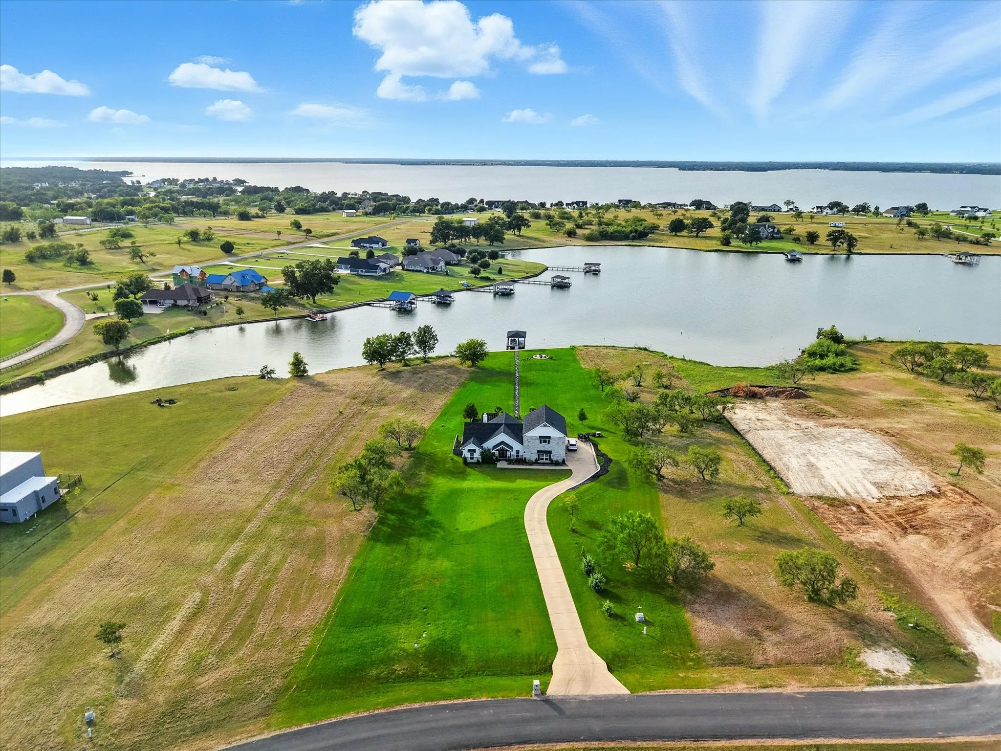 Single Family Residence For Sale in Navarro County , 7025 Lake Vista Drive, Streetman, Texas 75859, 3 Bedroom, 2 Bathroom, 3 Garage spaces, 2,100 Sqft, built in 2021, Preowned, mls#21226100, Real Estate Agent in Streetman, Homes For Sale in Navarro county, Homes For Sale in Streetman, Realtor in Streetman Texas, Real Estate Brokerage Independent Realty Texas, Luminita Cordes Realtor