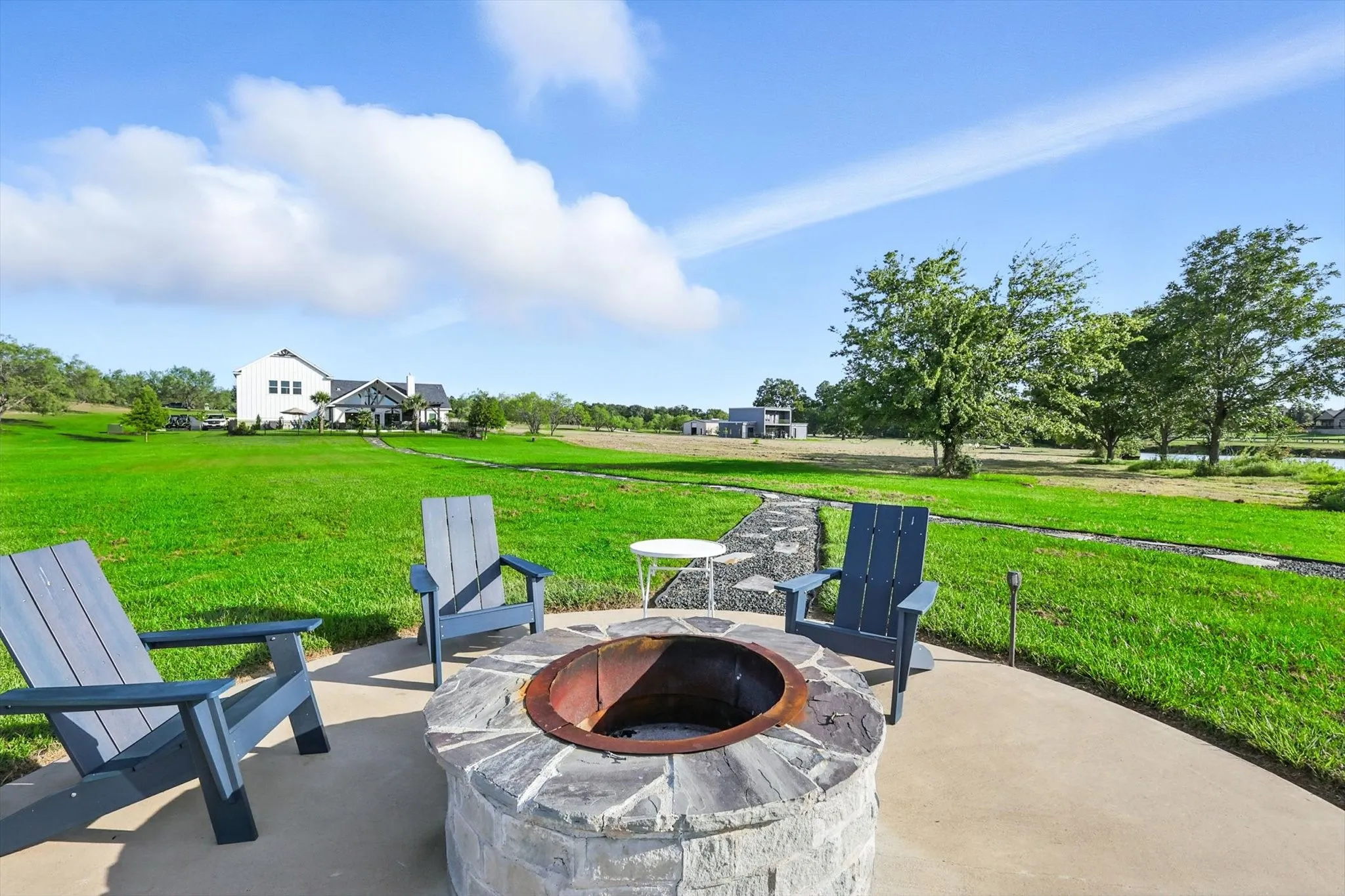 Single Family Residence For Sale in Navarro County , 7025 Lake Vista Drive, Streetman, Texas 75859, 3 Bedroom, 2 Bathroom, 3 Garage spaces, 2,100 Sqft, built in 2021, Preowned, mls#21226100, Real Estate Agent in Streetman, Homes For Sale in Navarro county, Homes For Sale in Streetman, Realtor in Streetman Texas, Real Estate Brokerage Independent Realty Texas, Luminita Cordes Realtor