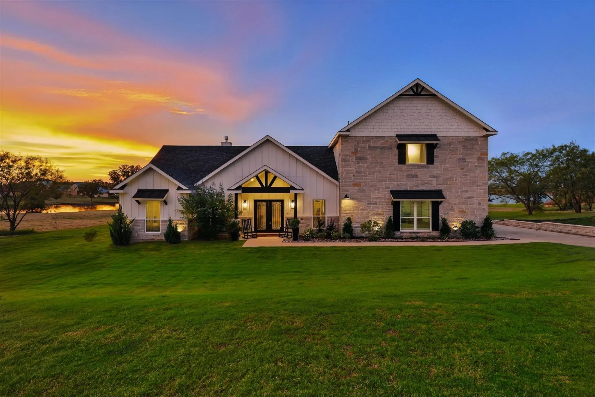 Single Family Residence For Sale in Navarro County , 7025 Lake Vista Drive, Streetman, Texas 75859, 3 Bedroom, 2 Bathroom, 3 Garage spaces, 2,100 Sqft, built in 2021, Preowned, mls#21226100, Real Estate Agent in Streetman, Homes For Sale in Navarro county, Homes For Sale in Streetman, Realtor in Streetman Texas, Real Estate Brokerage Independent Realty Texas, Luminita Cordes Realtor
