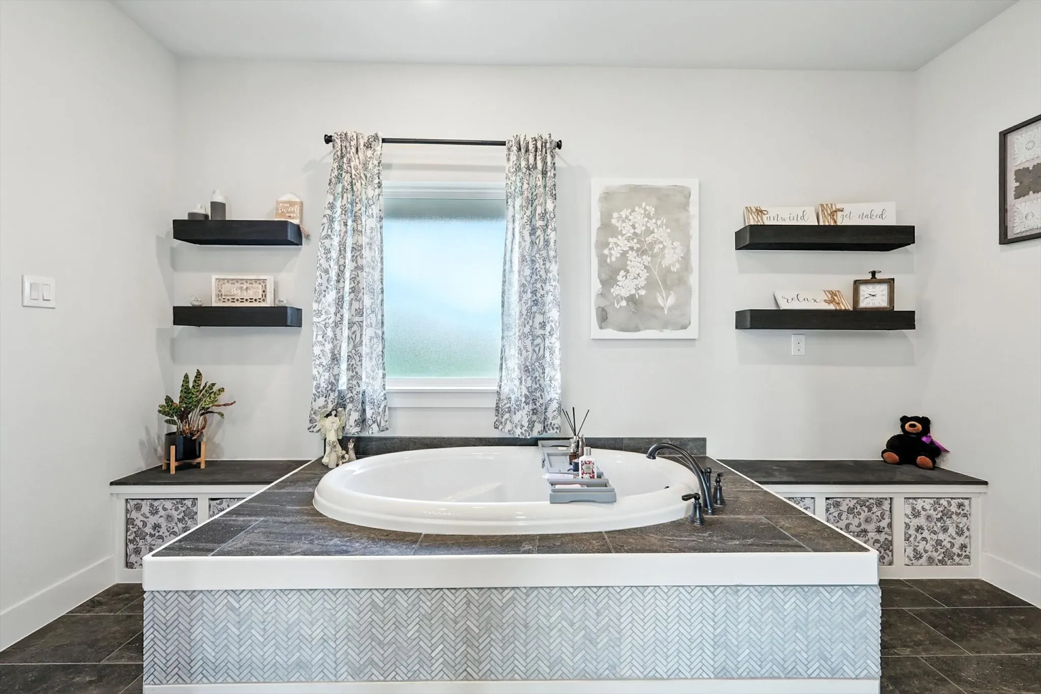 Single Family Residence For Sale in Navarro County , 7025 Lake Vista Drive, Streetman, Texas 75859, 3 Bedroom, 2 Bathroom, 3 Garage spaces, 2,100 Sqft, built in 2021, Preowned, mls#21226100, Real Estate Agent in Streetman, Homes For Sale in Navarro county, Homes For Sale in Streetman, Realtor in Streetman Texas, Real Estate Brokerage Independent Realty Texas, Luminita Cordes Realtor