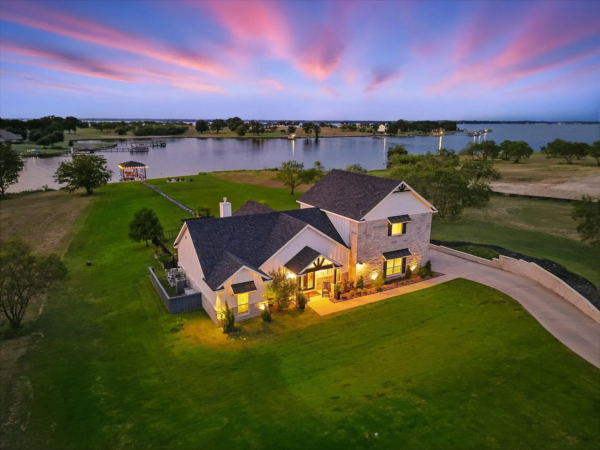 Single Family Residence For Sale in Navarro County , 7025 Lake Vista Drive, Streetman, Texas 75859, 3 Bedroom, 2 Bathroom, 3 Garage spaces, 2,100 Sqft, built in 2021, Preowned, mls#21226100, Real Estate Agent in Streetman, Homes For Sale in Navarro county, Homes For Sale in Streetman, Realtor in Streetman Texas, Real Estate Brokerage Independent Realty Texas, Luminita Cordes Realtor