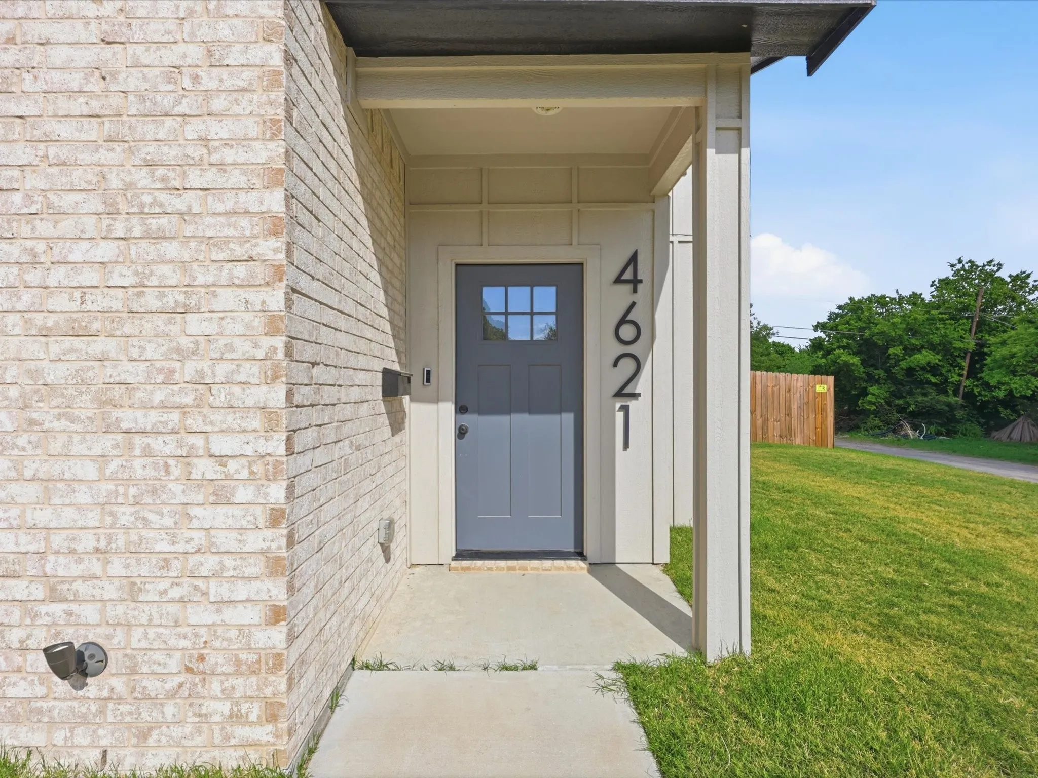 Single Family Residence For Sale in Tarrant County , 4621 Mccart Avenue, Fort Worth, Texas 76115, 3 Bedrooms, 3 Bathrooms, Garage spaces, 1,980 Sqft, built in 2023, Preowned, Price $327,500, mls#21239784, Real Estate Agent in Fort Worth, Homes For Sale in Tarrant county, Homes For Sale in Fort Worth, Realtor in Fort Worth Texas, Real Estate Brokerage Independent Realty Texas, Luminita Cordes Realtor