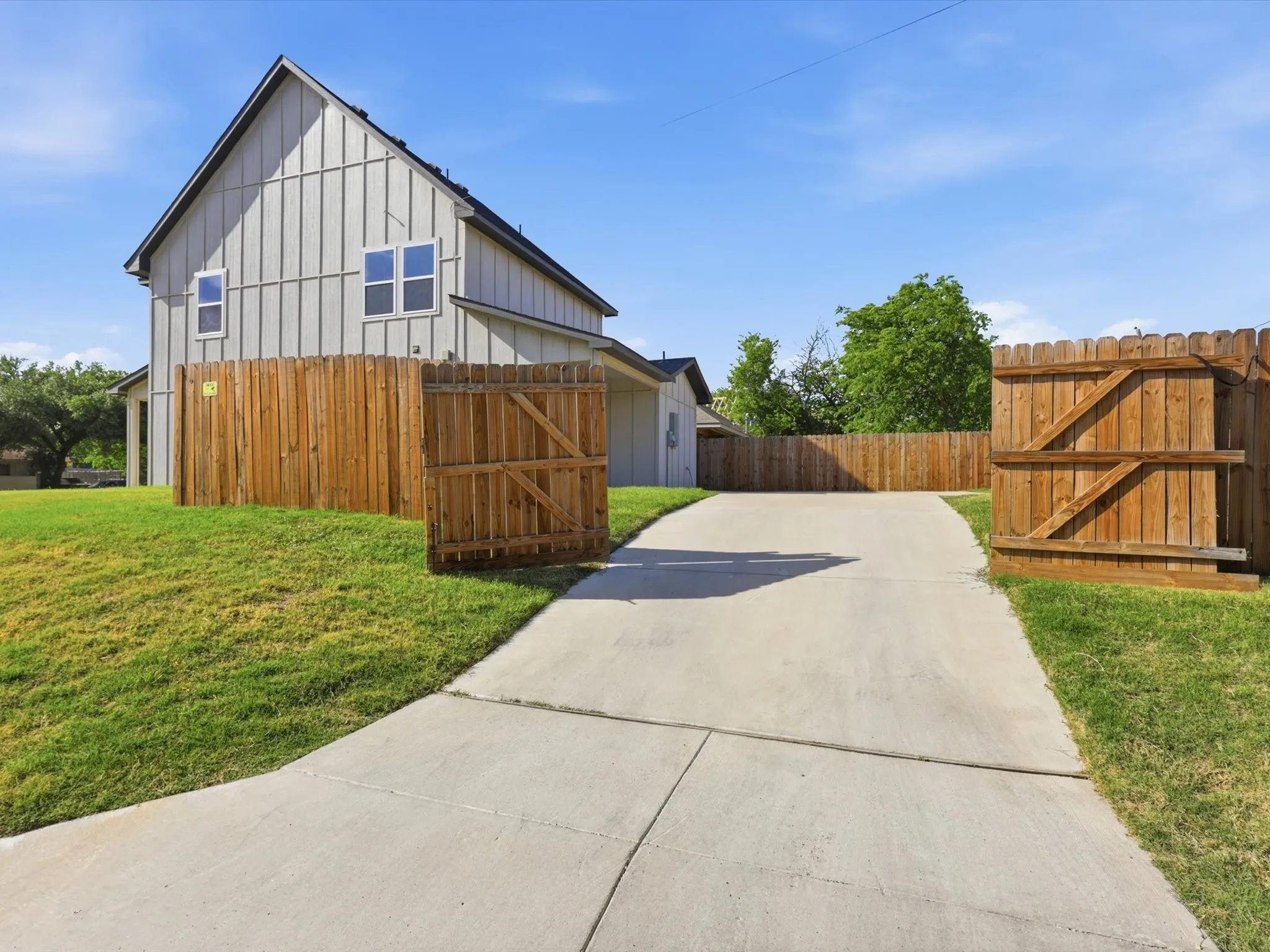 Single Family Residence For Sale in Tarrant County , 4621 Mccart Avenue, Fort Worth, Texas 76115, 3 Bedrooms, 3 Bathrooms, Garage spaces, 1,980 Sqft, built in 2023, Preowned, Price $327,500, mls#21239784, Real Estate Agent in Fort Worth, Homes For Sale in Tarrant county, Homes For Sale in Fort Worth, Realtor in Fort Worth Texas, Real Estate Brokerage Independent Realty Texas, Luminita Cordes Realtor