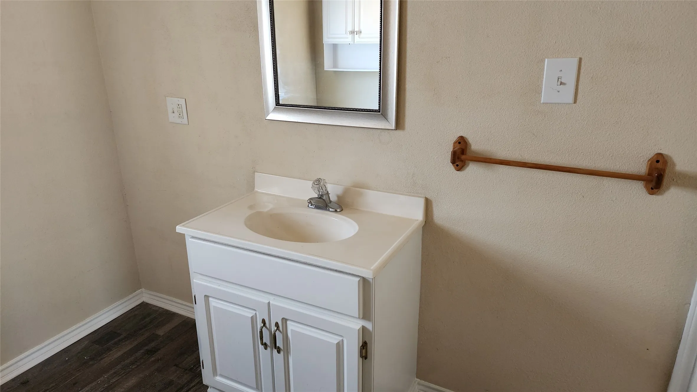 Duplex For Sale in Eastland County , 301 W Patterson Street W 2, Eastland, Texas 76448, 3 Bedroom, 3 Bathroom, Garage spaces, 0 Sqft, built in 1920, Preowned, mls#21240005, Real Estate Agent in Eastland, Homes For Sale in Eastland county, Homes For Sale in Eastland, Realtor in Eastland Texas, Real Estate Brokerage Independent Realty Texas, Luminita Cordes Realtor