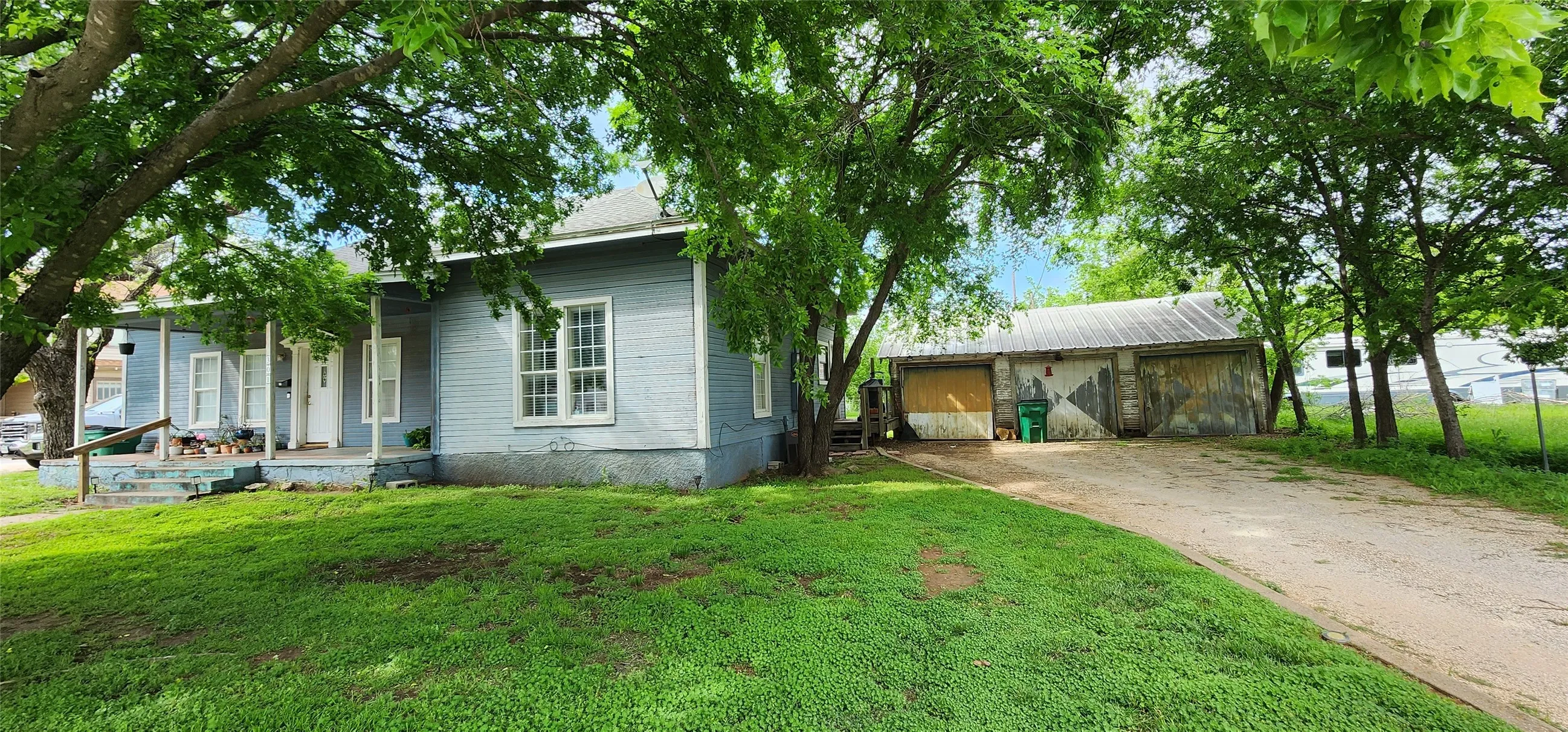 Duplex For Sale in Eastland County , 301 W Patterson Street W 2, Eastland, Texas 76448, 3 Bedroom, 3 Bathroom, Garage spaces, 0 Sqft, built in 1920, Preowned, mls#21240005, Real Estate Agent in Eastland, Homes For Sale in Eastland county, Homes For Sale in Eastland, Realtor in Eastland Texas, Real Estate Brokerage Independent Realty Texas, Luminita Cordes Realtor