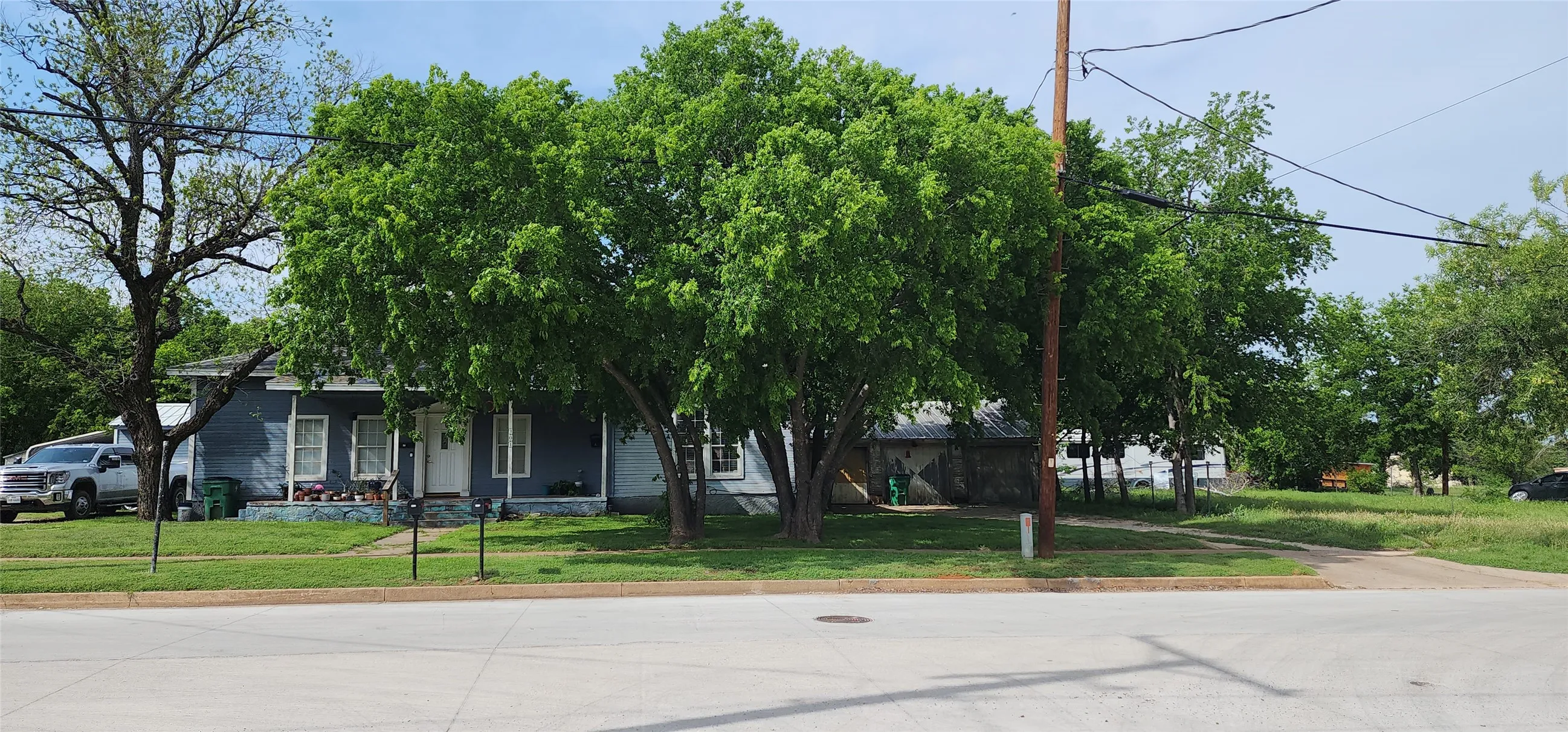 Duplex For Sale in Eastland County , 301 W Patterson Street W 2, Eastland, Texas 76448, 3 Bedroom, 3 Bathroom, Garage spaces, 0 Sqft, built in 1920, Preowned, mls#21240005, Real Estate Agent in Eastland, Homes For Sale in Eastland county, Homes For Sale in Eastland, Realtor in Eastland Texas, Real Estate Brokerage Independent Realty Texas, Luminita Cordes Realtor