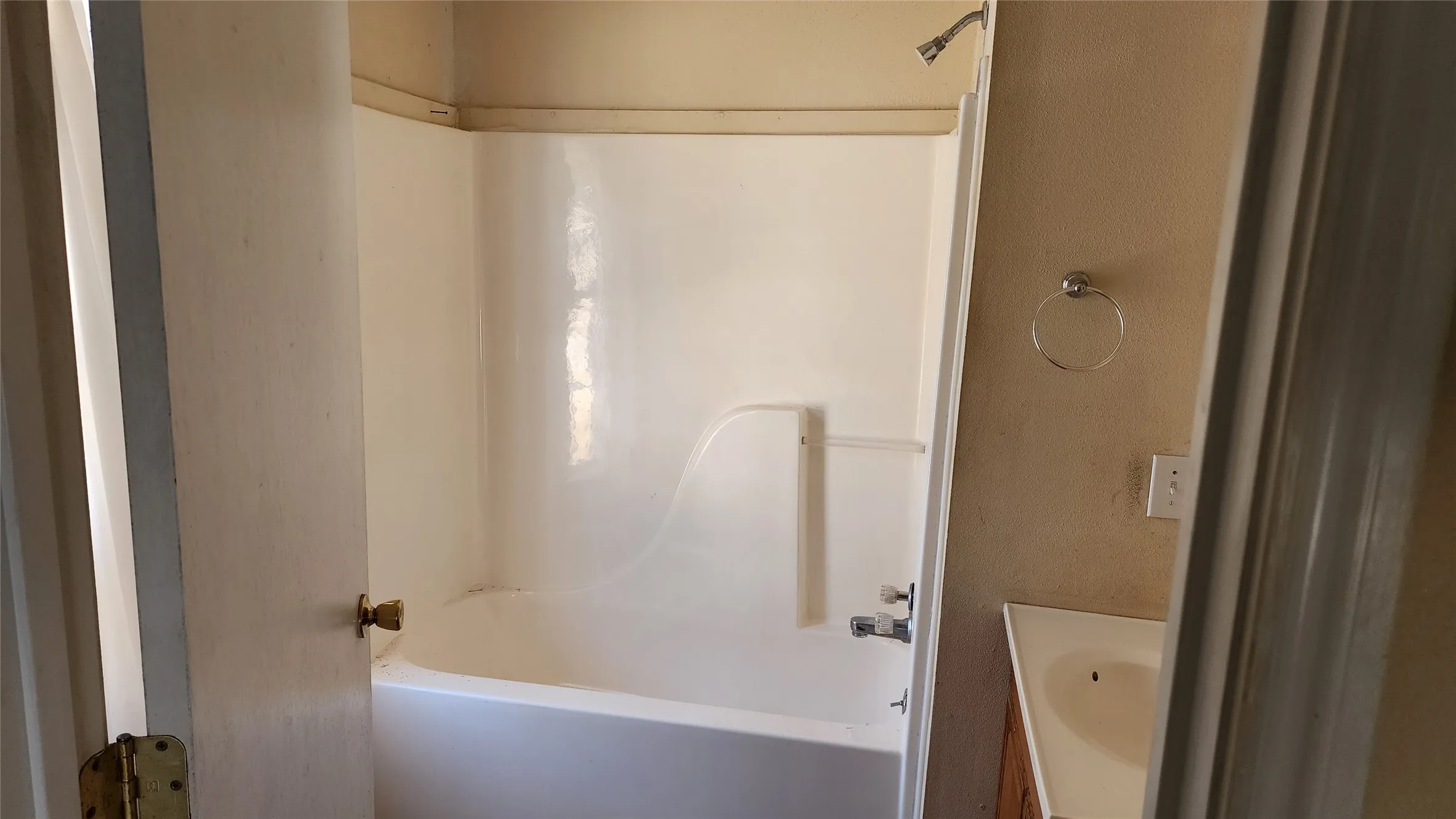 Duplex For Sale in Eastland County , 301 W Patterson Street W 2, Eastland, Texas 76448, 3 Bedroom, 3 Bathroom, Garage spaces, 0 Sqft, built in 1920, Preowned, mls#21240005, Real Estate Agent in Eastland, Homes For Sale in Eastland county, Homes For Sale in Eastland, Realtor in Eastland Texas, Real Estate Brokerage Independent Realty Texas, Luminita Cordes Realtor